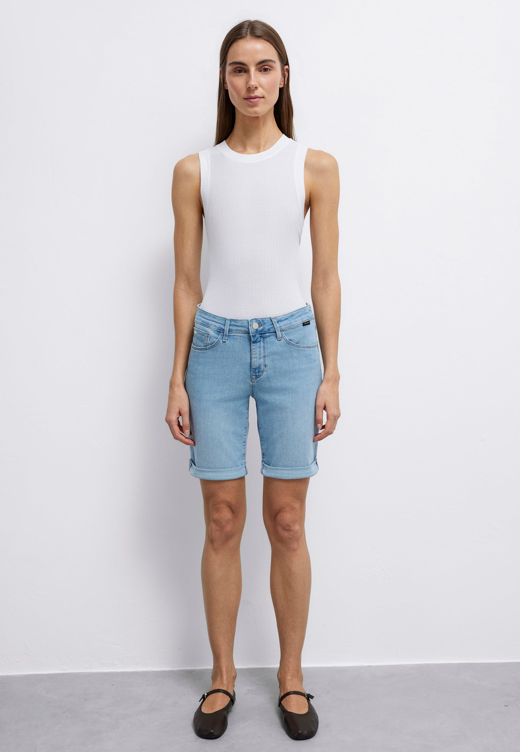 Alexis en short en jean bleu clair et doré Mavi