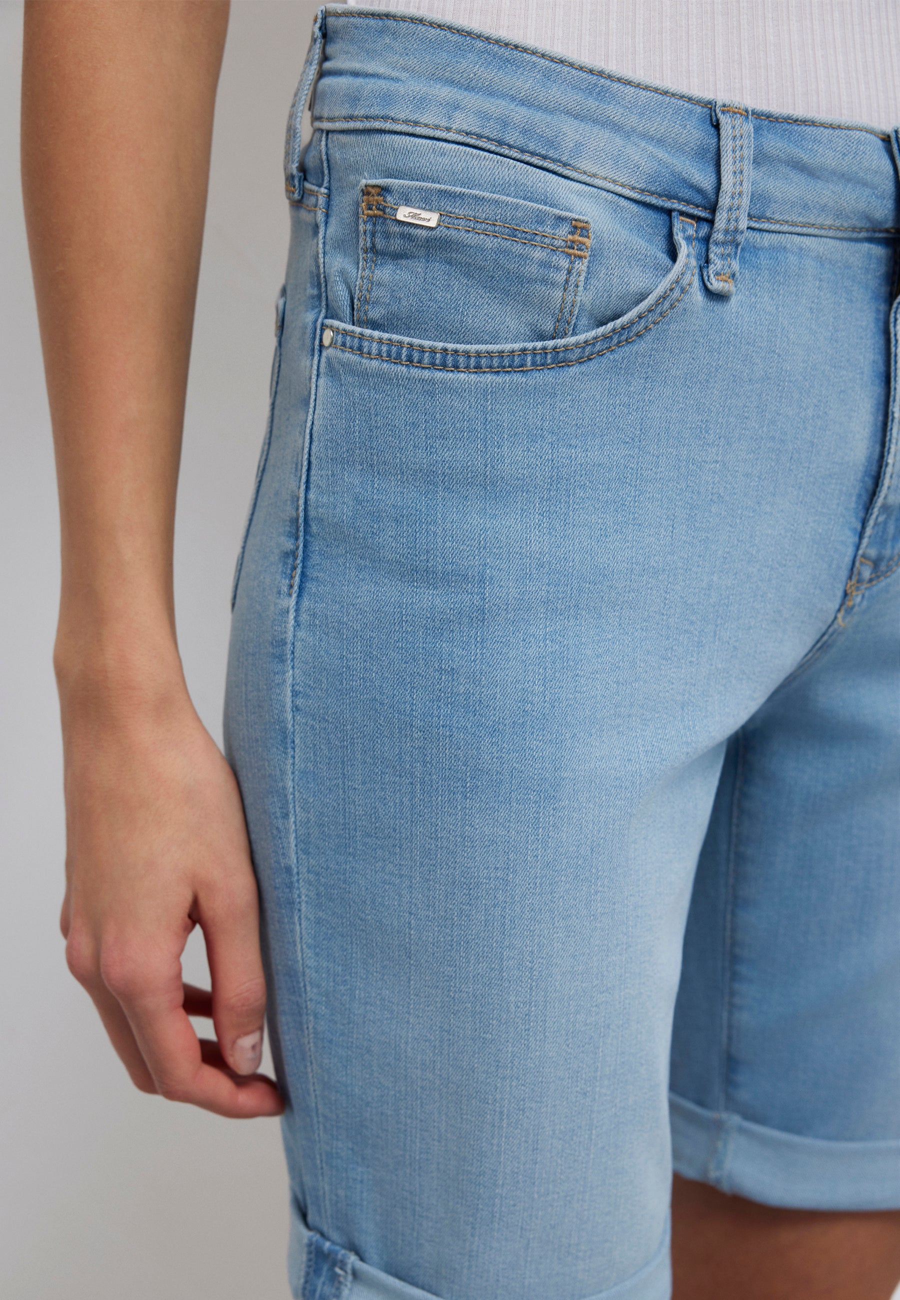 Alexis en short en jean bleu clair et doré Mavi