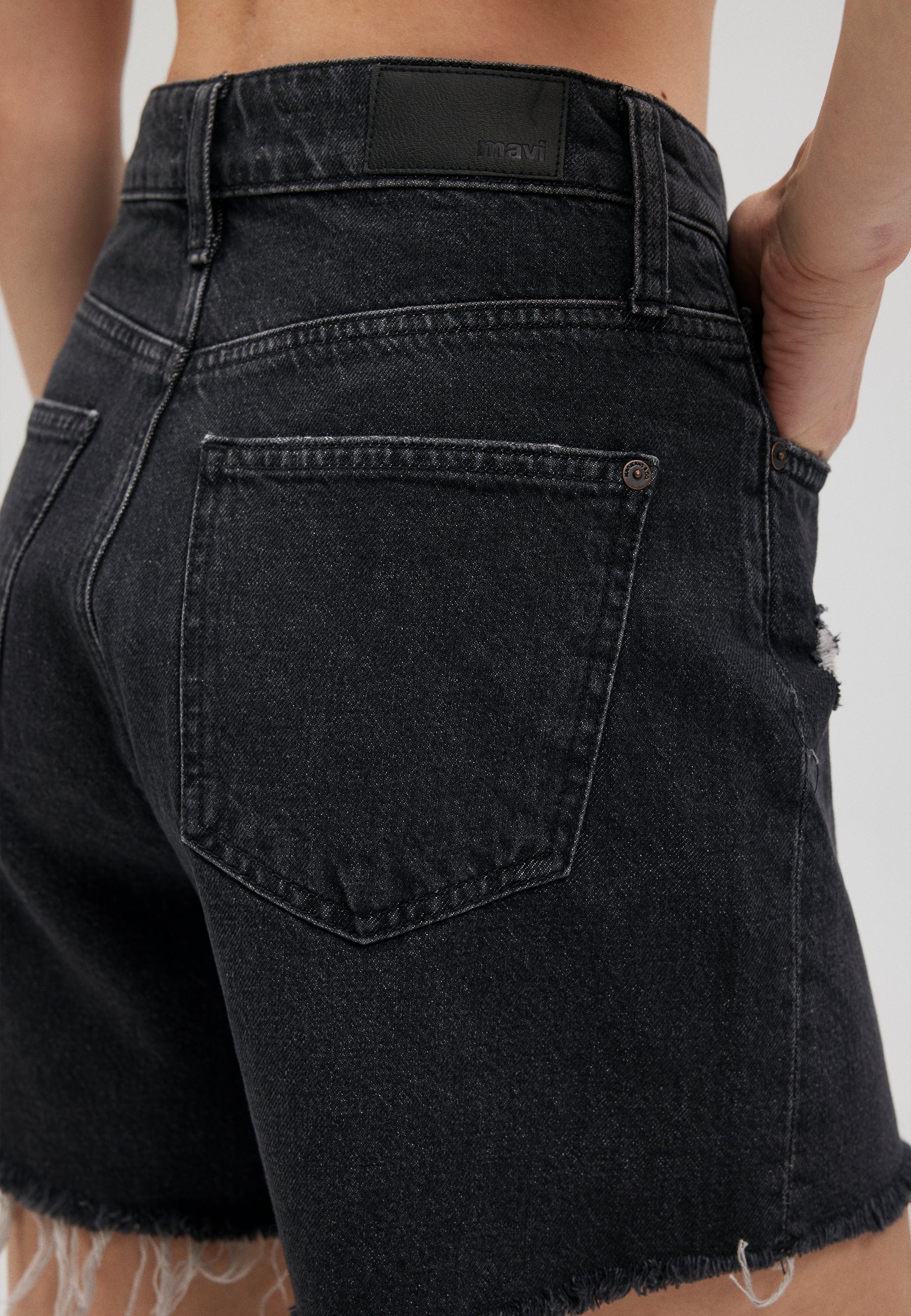 Millie in Smoke 90S short en jean Mavi