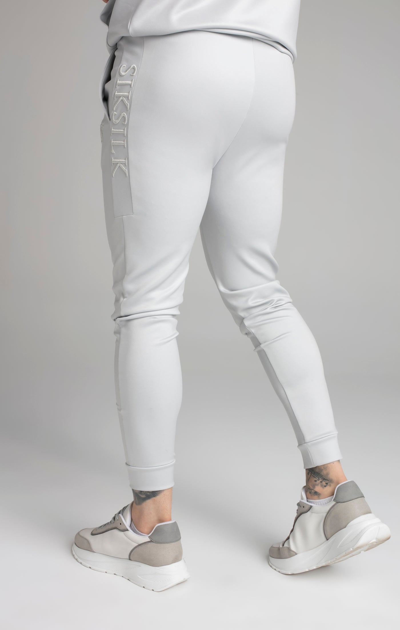 Embroidered Panel Cuffed Pantalon en Grey Pantalon SikSilk