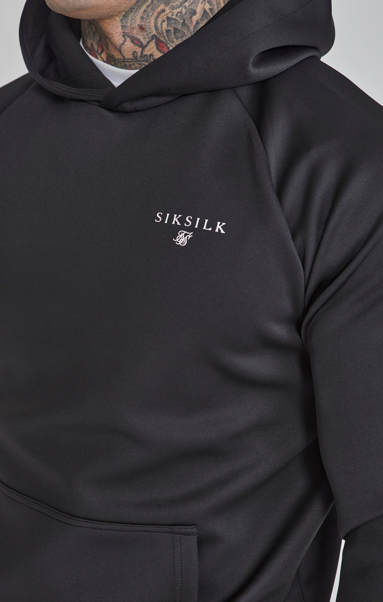 Essentials Poly Hoodie in Black Sweat à capuche SikSilk