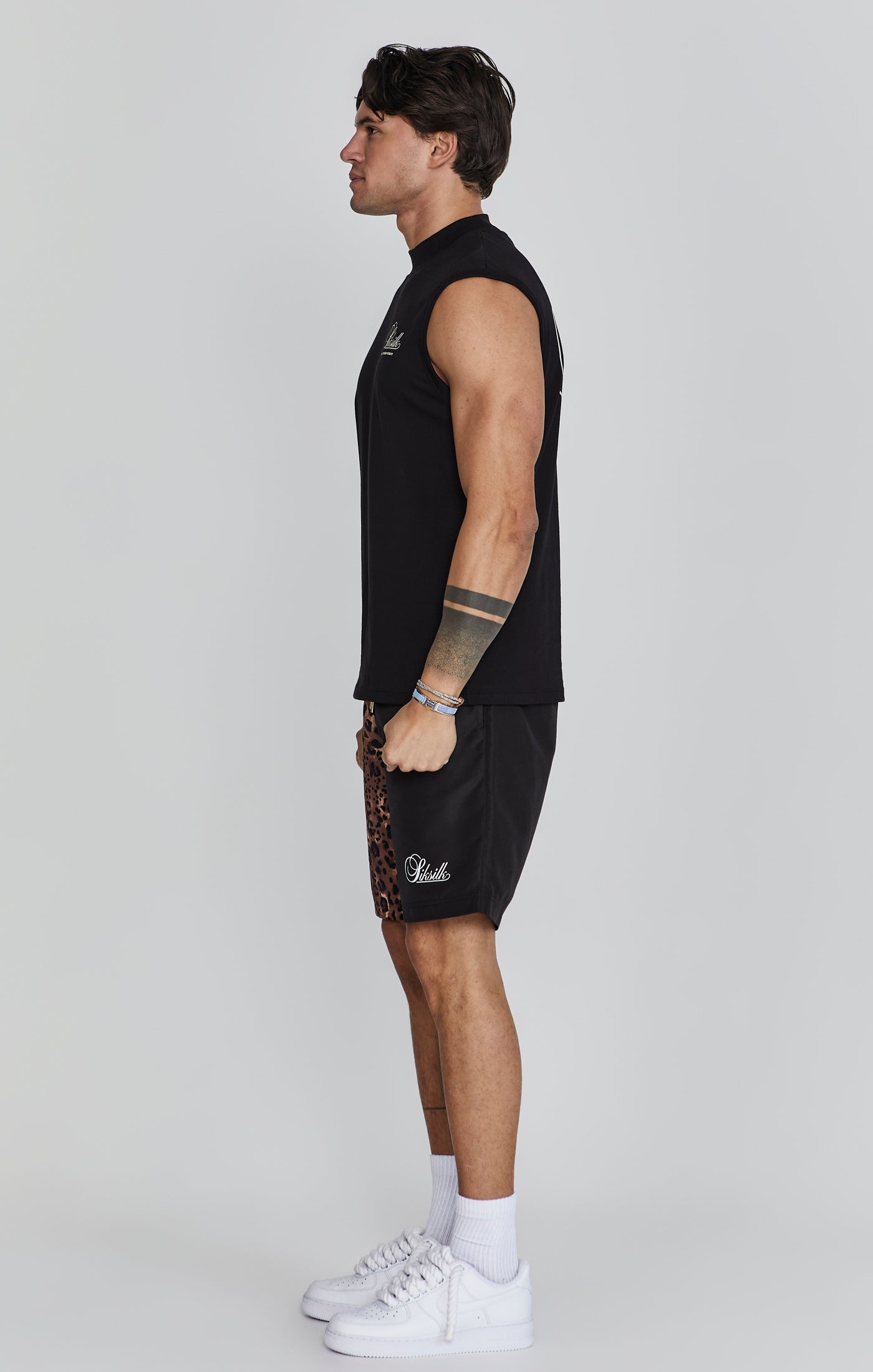T-shirt sans manches en noir Tops SikSilk