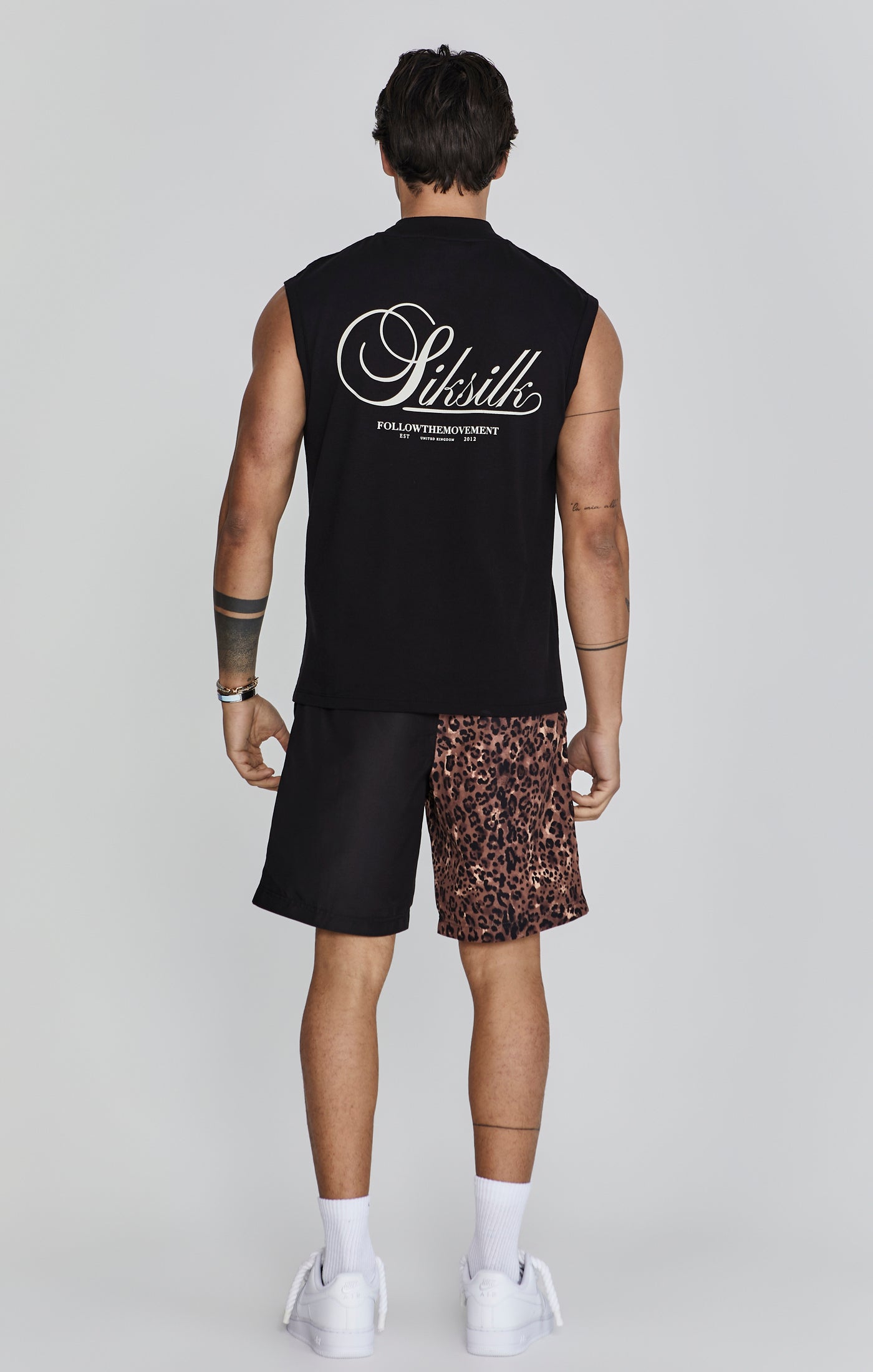 T-shirt sans manches en noir Tops SikSilk