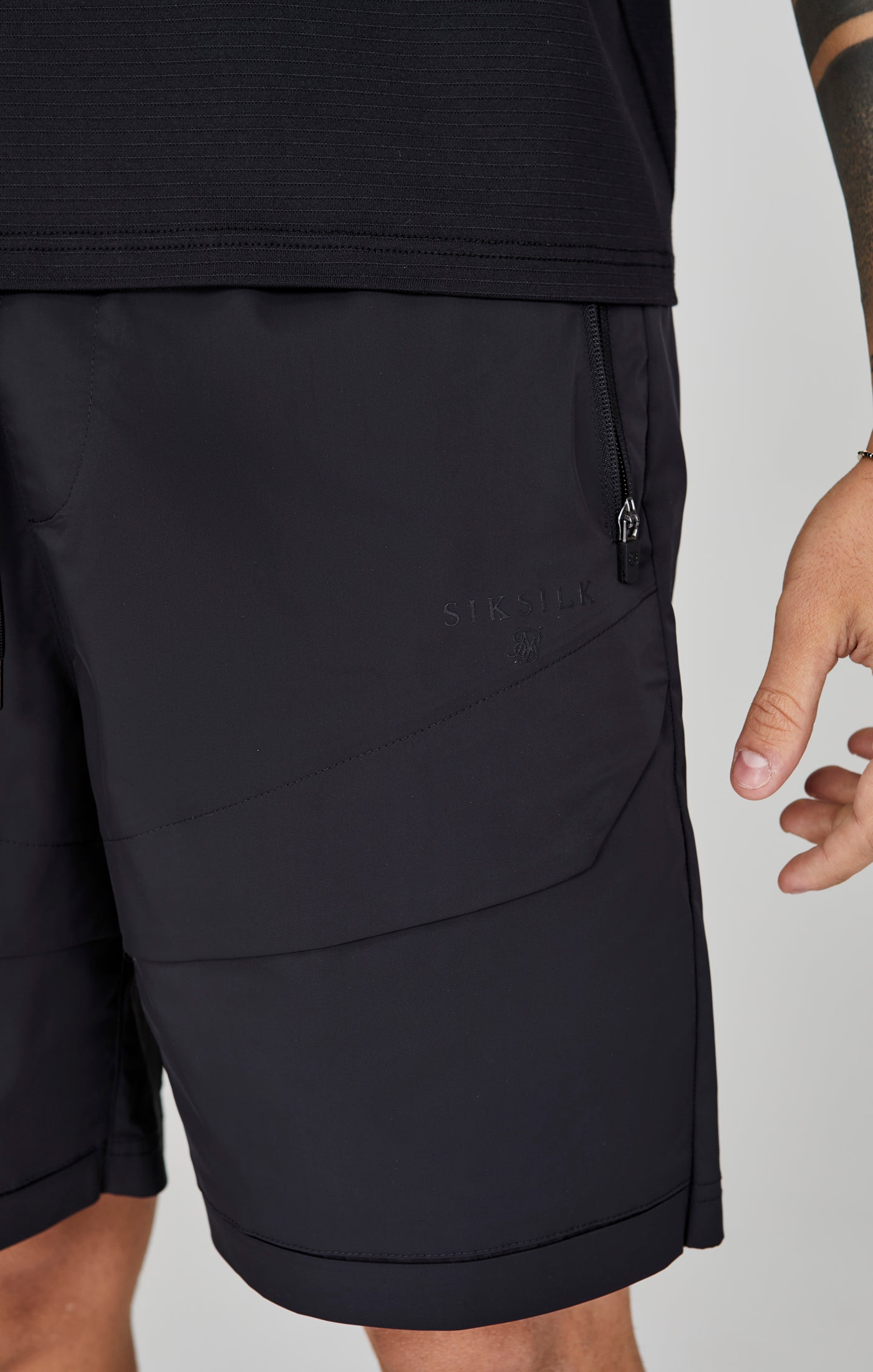 Short Cargo dans Black Short SikSilk