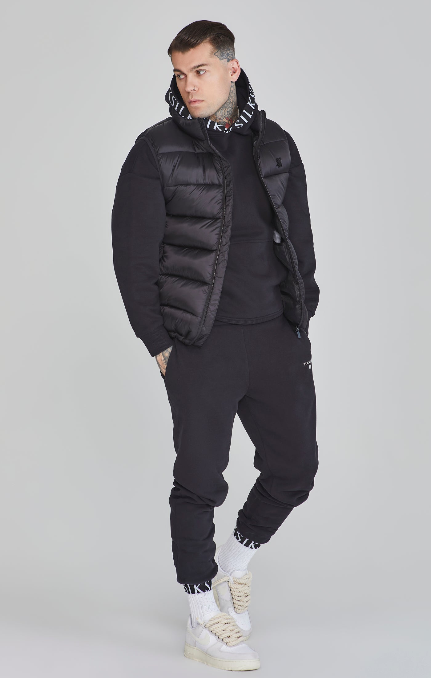 Gilet in Black Vestes SikSilk