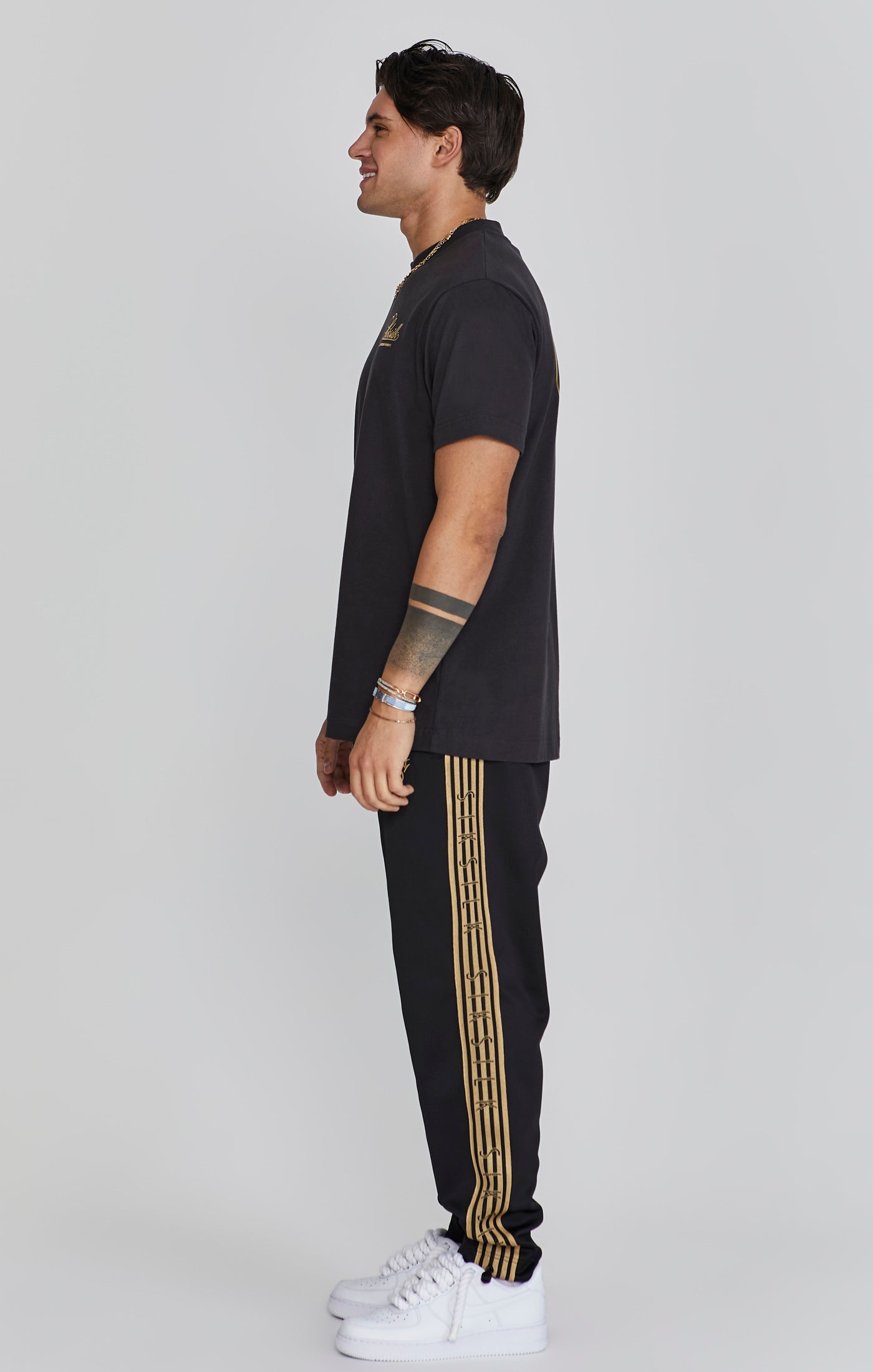 T-shirt graphique en noir T-shirts SikSilk