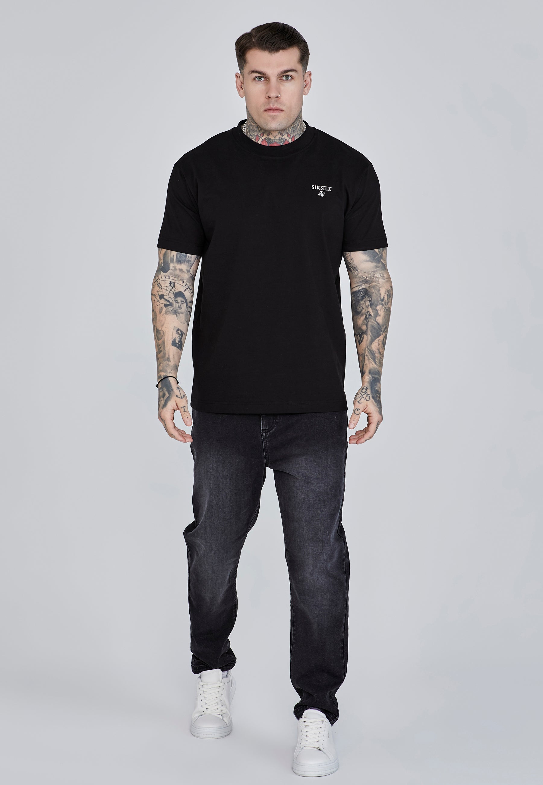 T-shirt graphique en noir T-shirts SikSilk