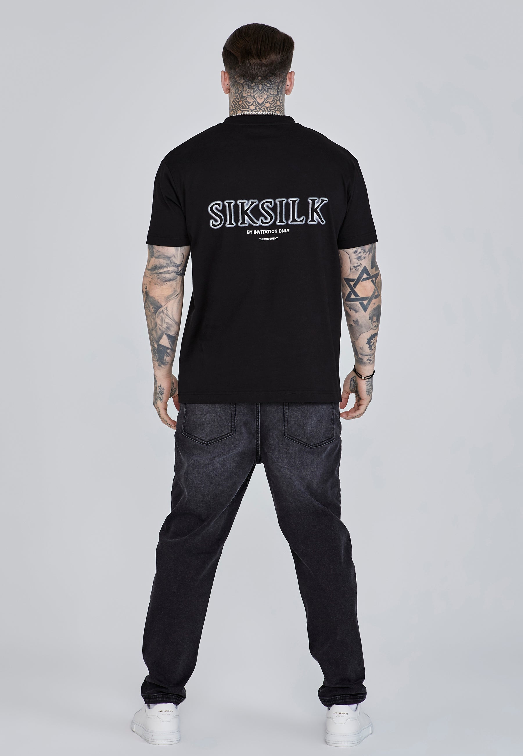 T-shirt graphique en noir T-shirts SikSilk
