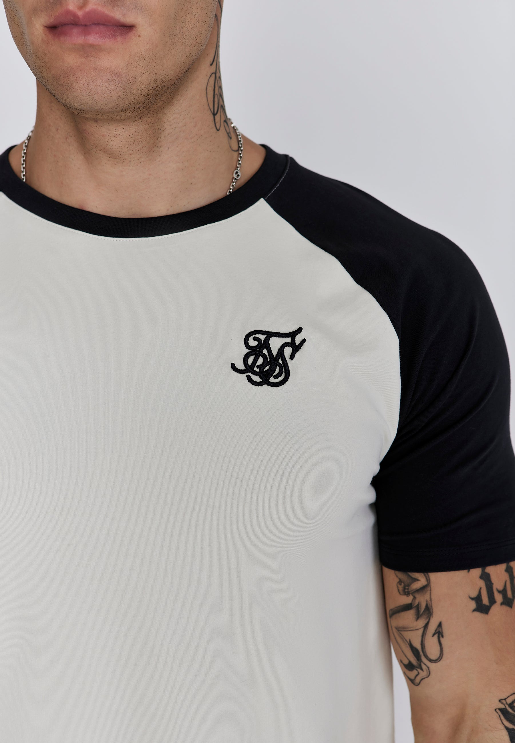T-shirt raglan en écru, noir T-shirts SikSilk