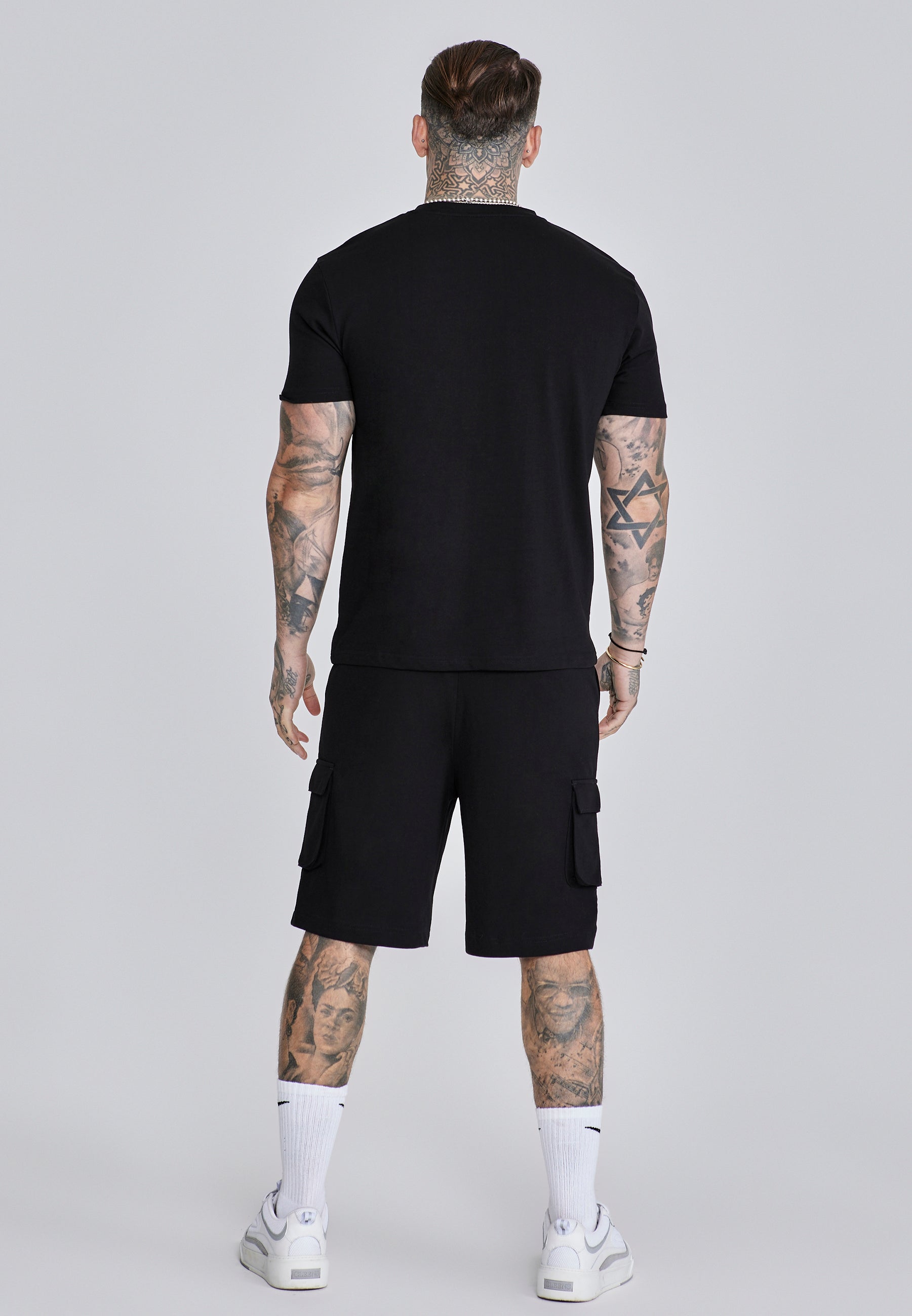 Ensemble t-shirt et short en noir Sets SikSilk