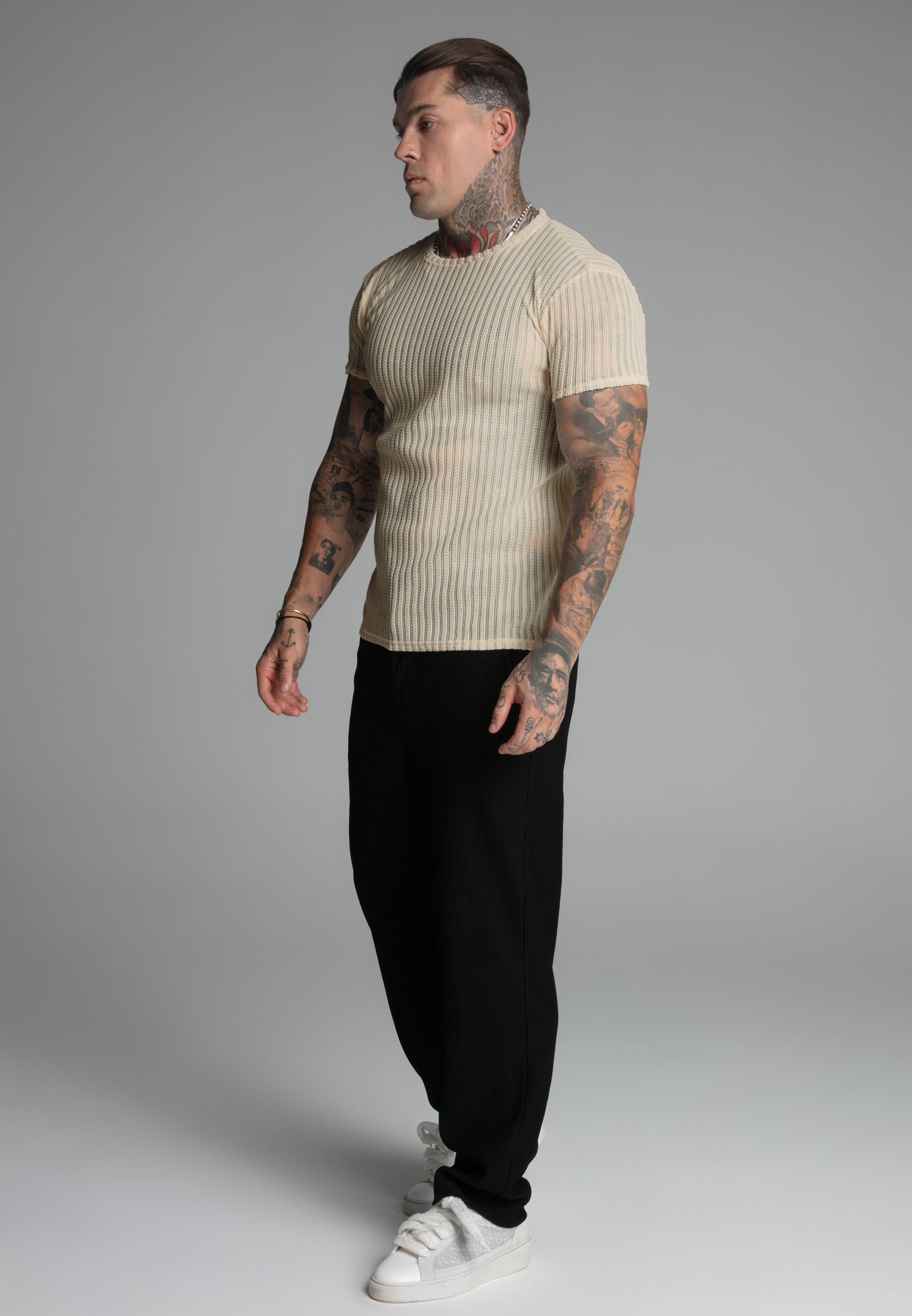 Textured Muscle Fit T-shirt en écru T-shirts SikSilk