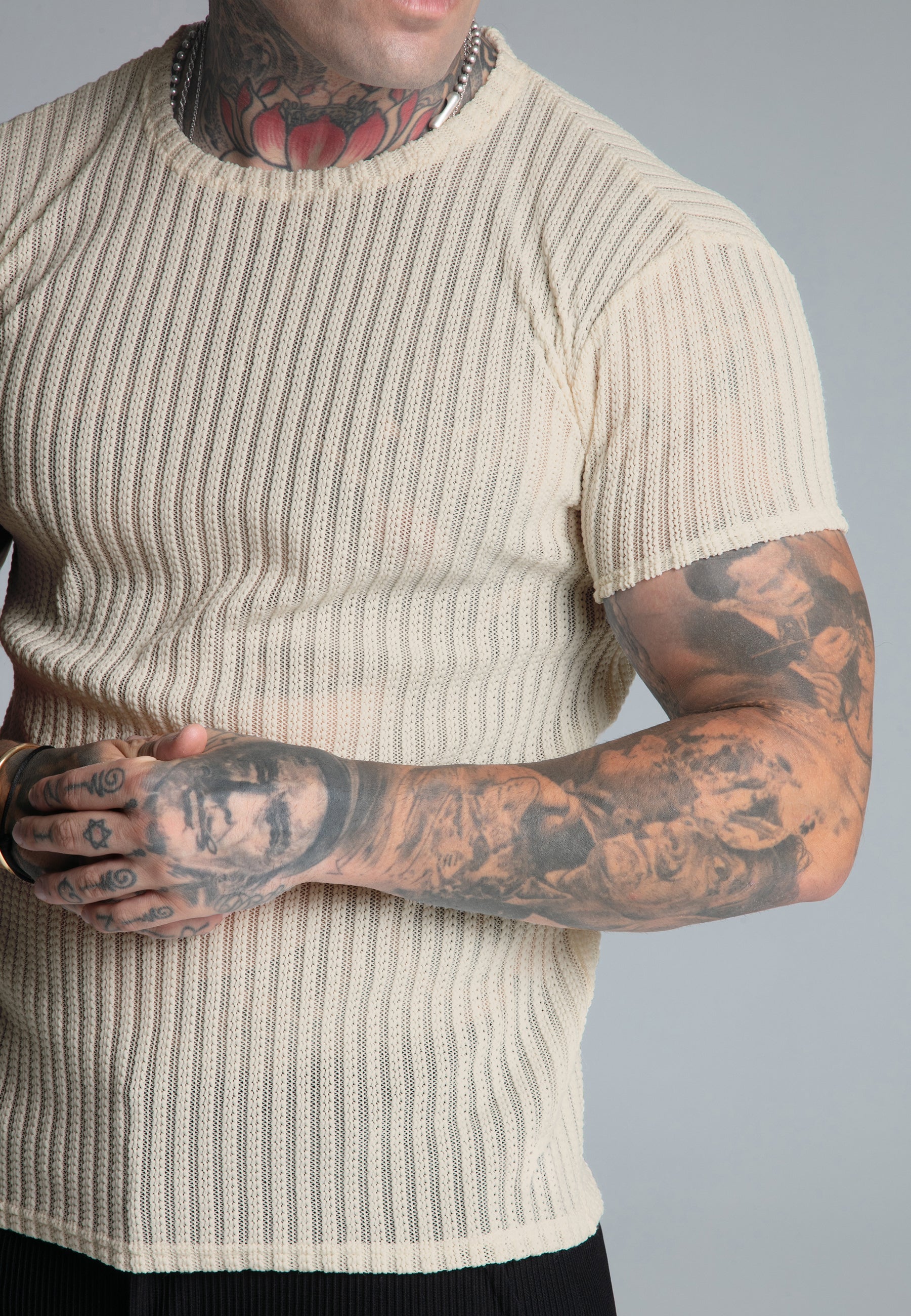 Textured Muscle Fit T-shirt en écru T-shirts SikSilk