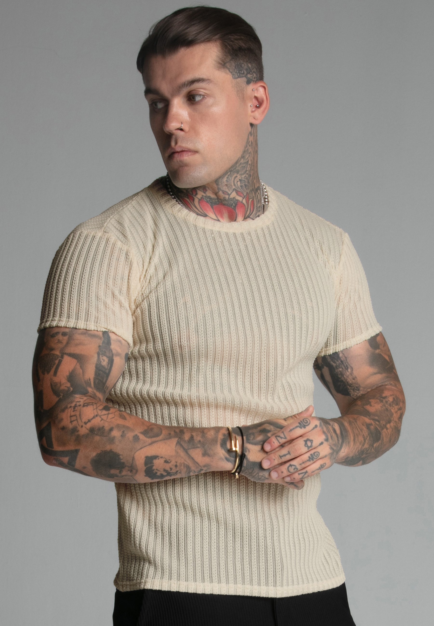 Textured Muscle Fit T-shirt en écru T-shirts SikSilk