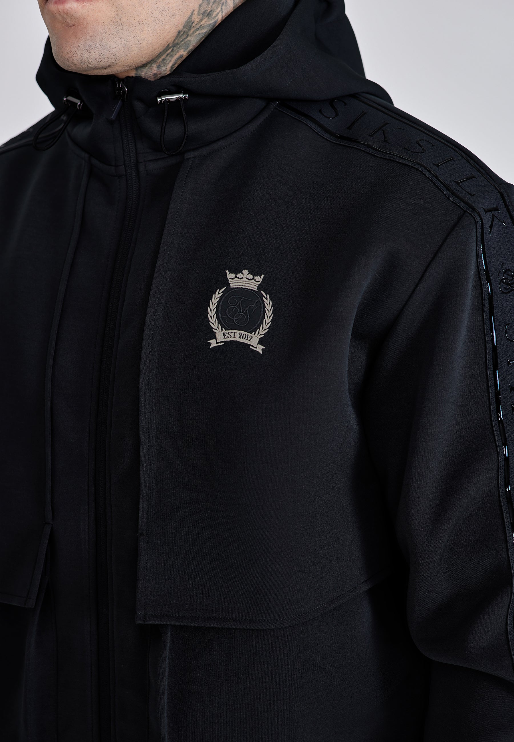 Utility Hoodie in Black Vestes à capuche SikSilk