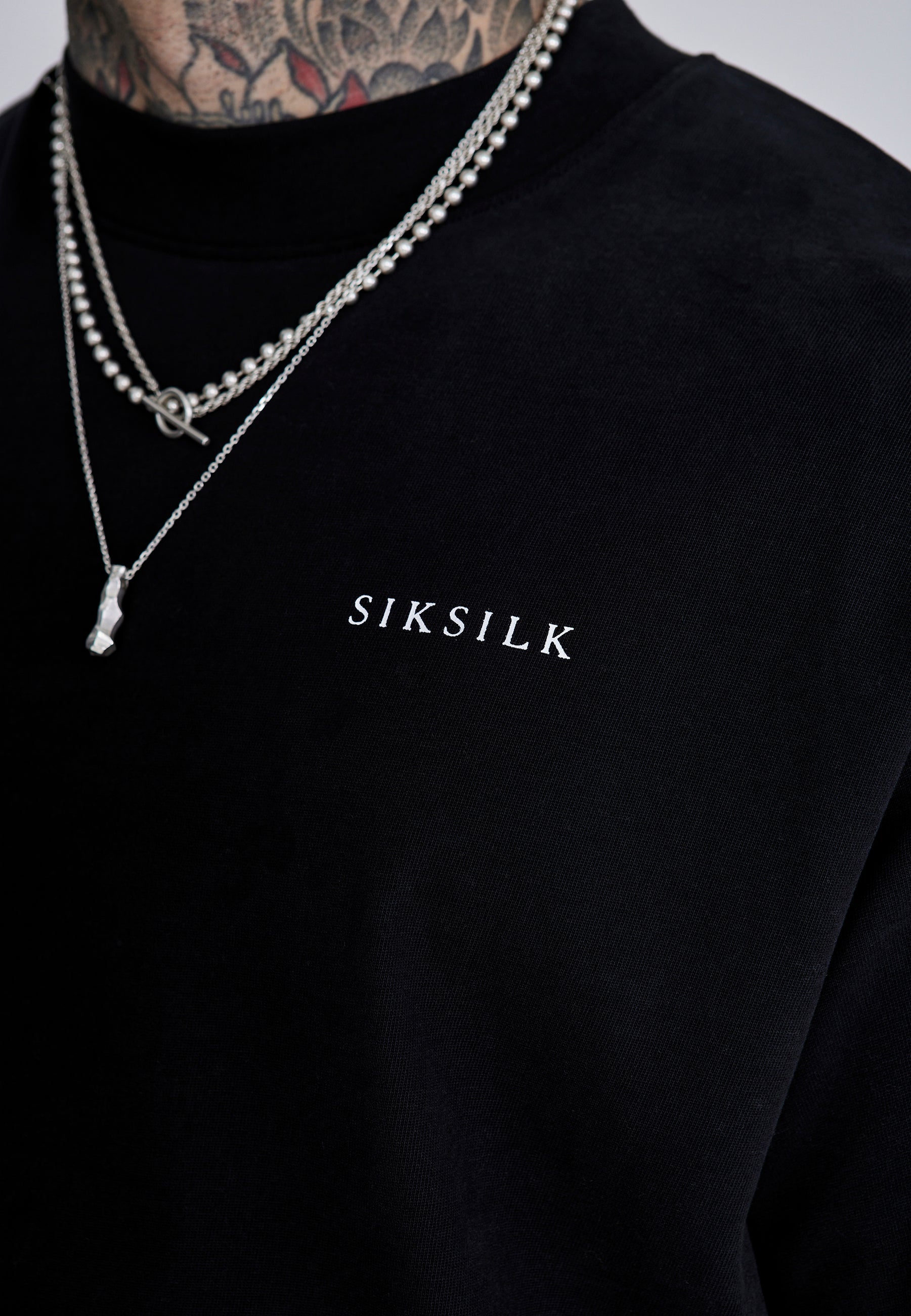 T-shirt graphique en noir T-shirts SikSilk