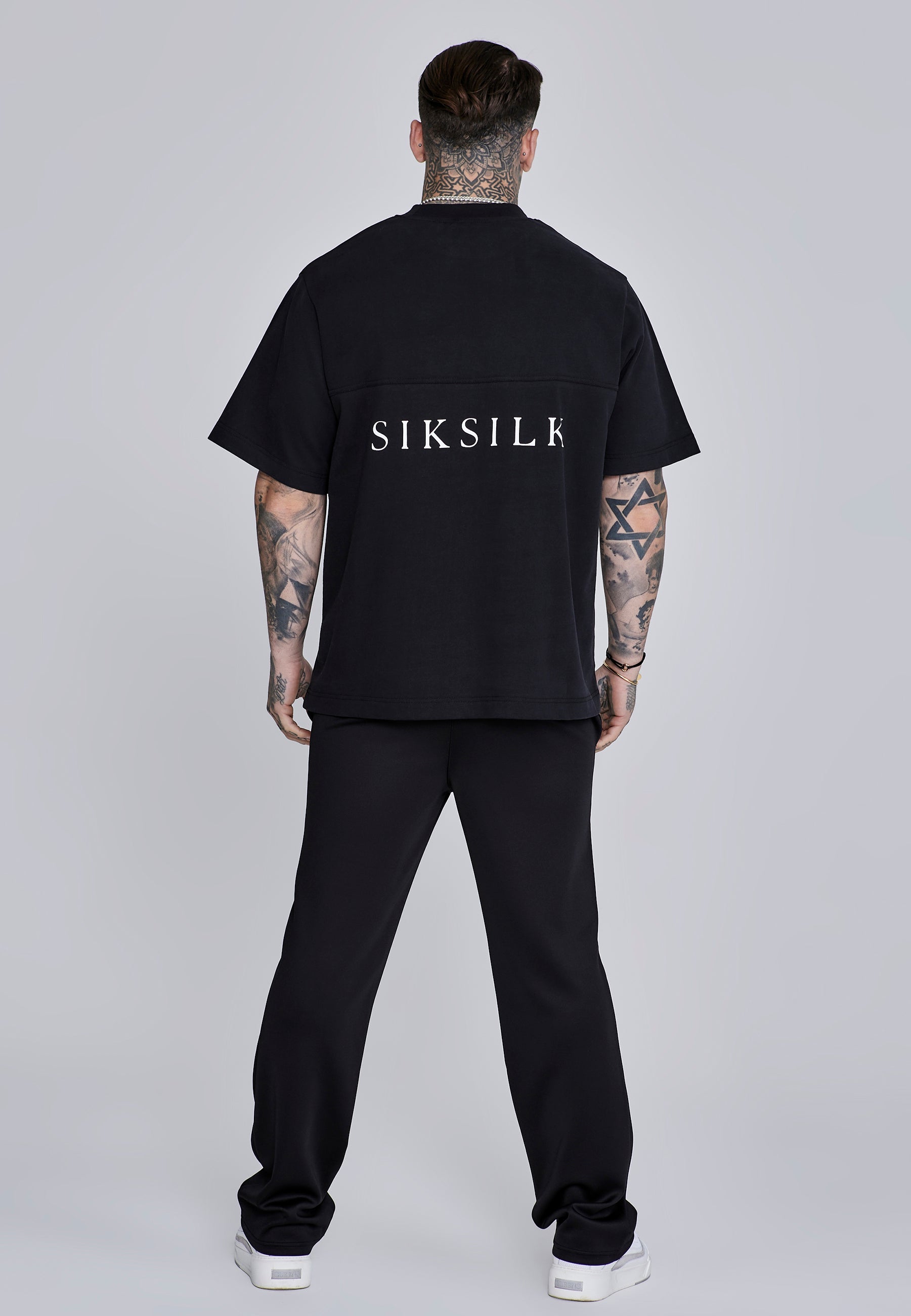 T-shirt graphique en noir T-shirts SikSilk