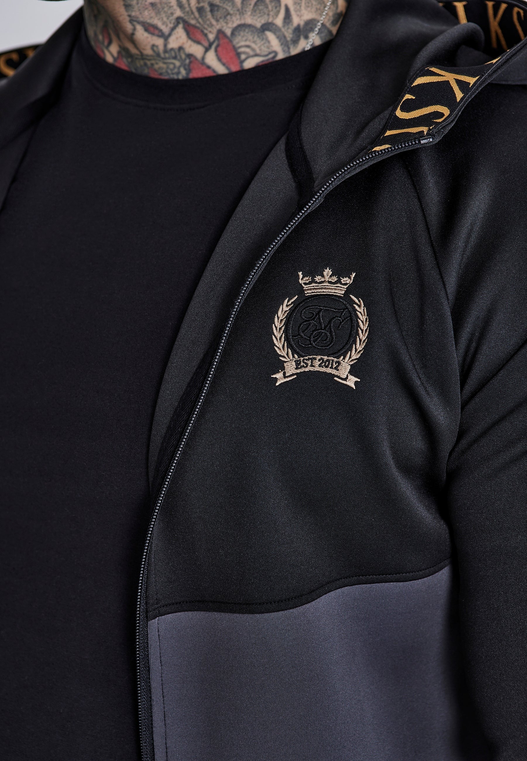 Sweat à capuche zippé en noir, gris