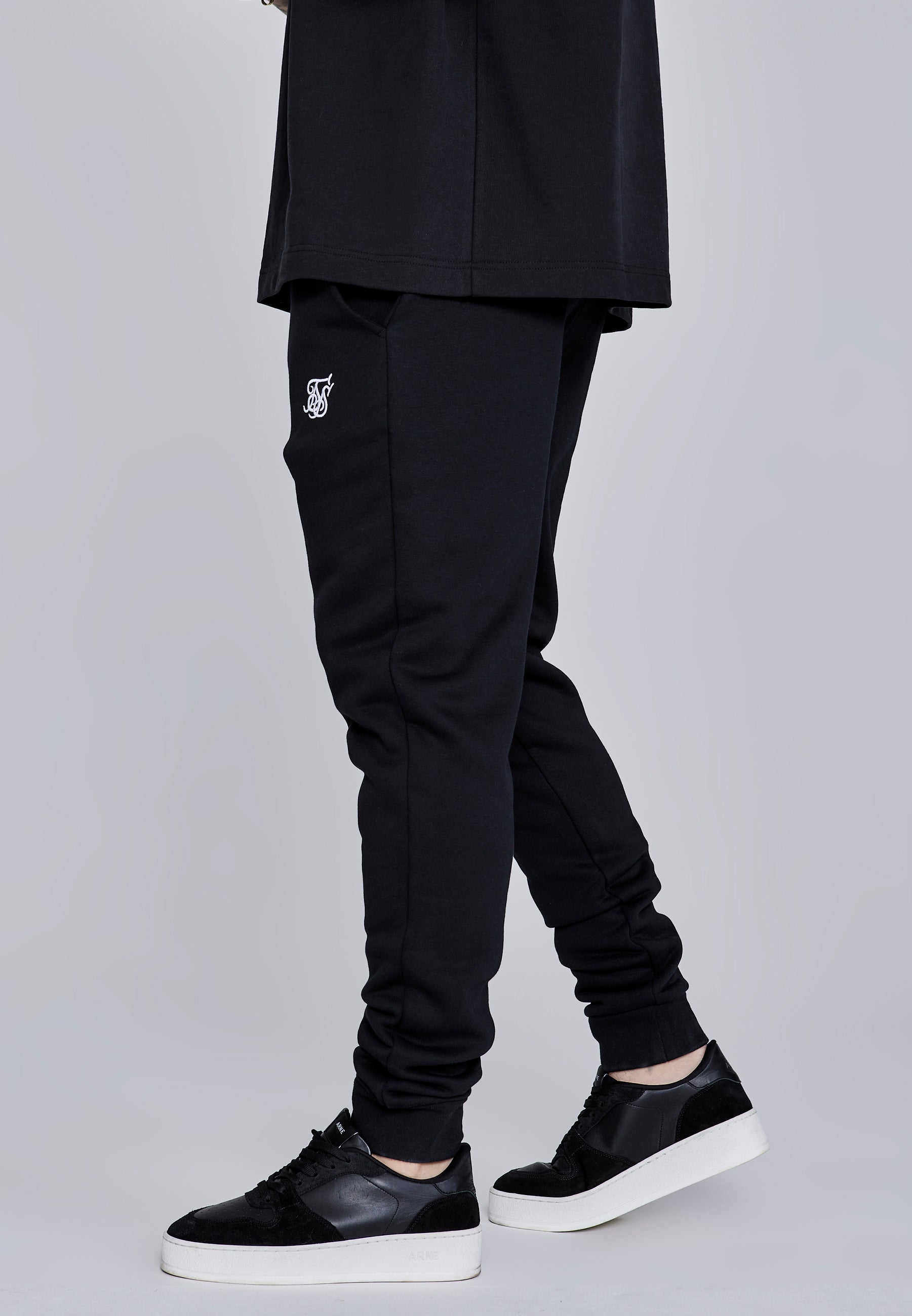 Essentials Joggers in Black Pantalon SikSilk