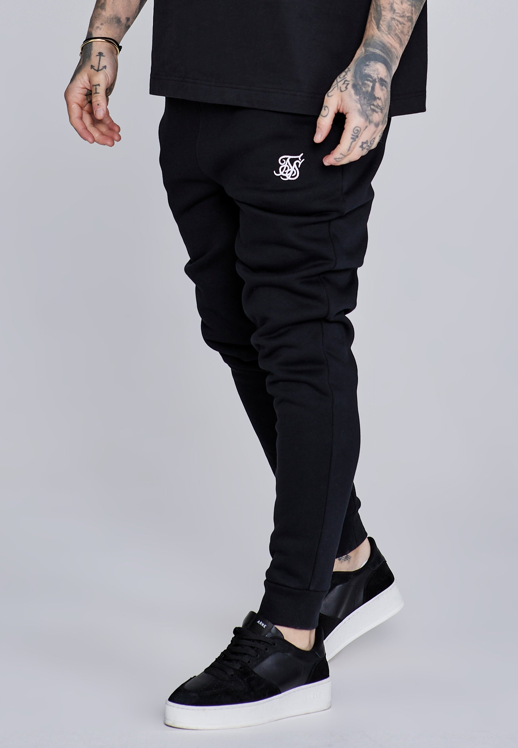 Essentials Joggers in Black Pantalon SikSilk