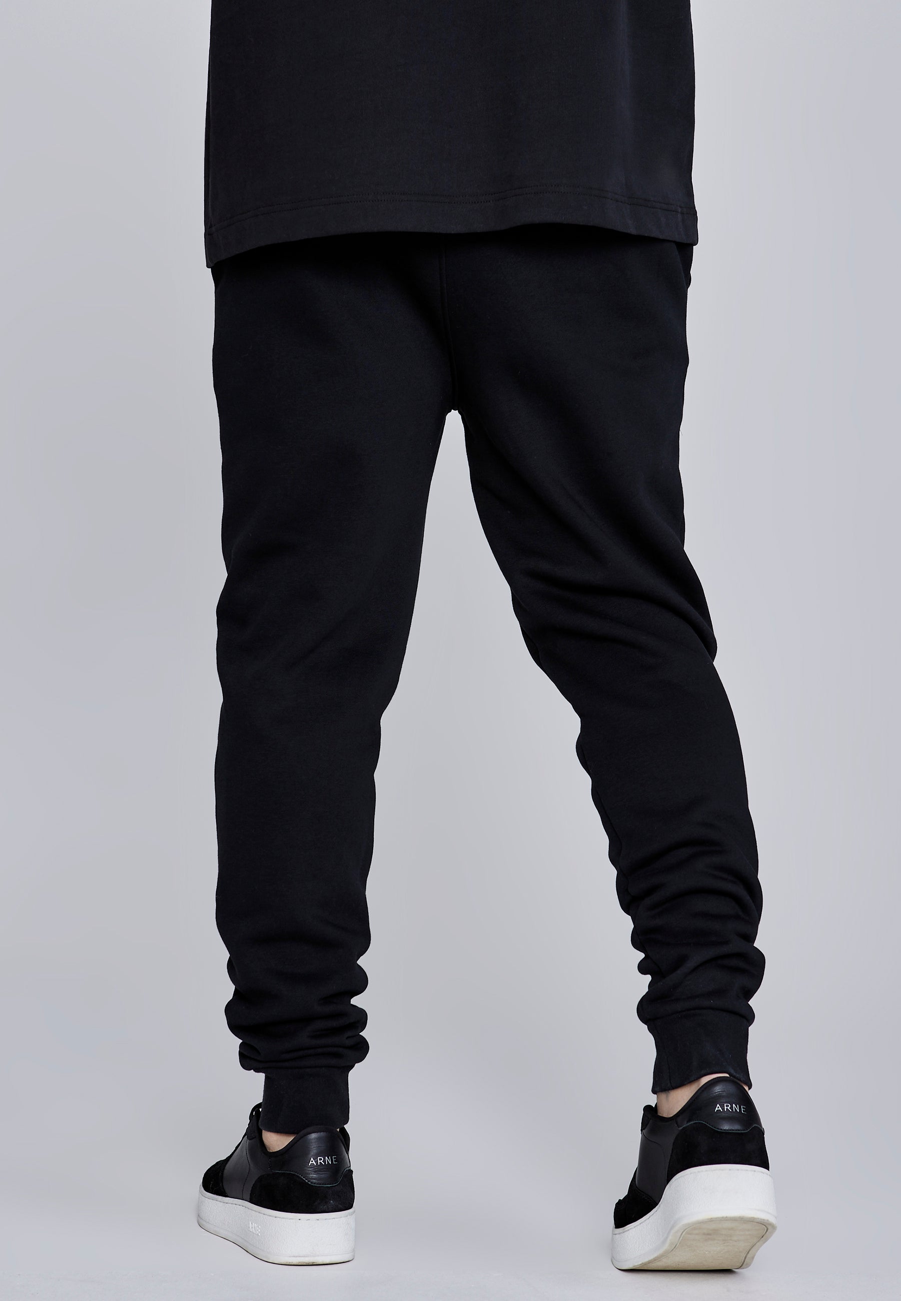 Essentials Joggers in Black Pantalon SikSilk