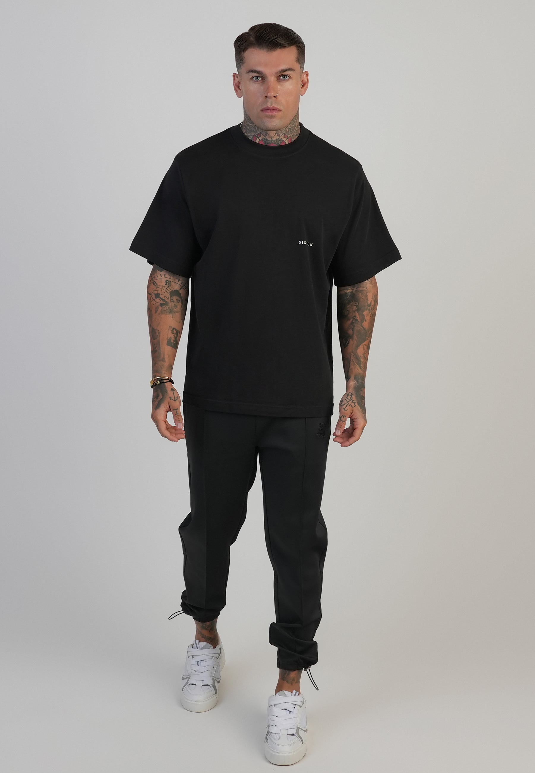 T-shirt graphique en noir T-shirts SikSilk