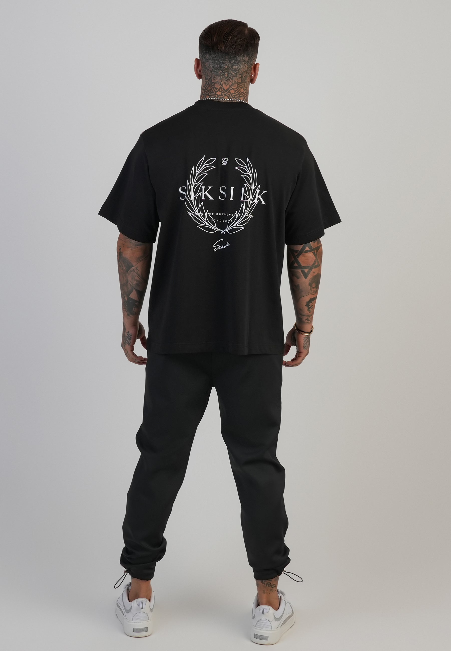 T-shirt graphique en noir T-shirts SikSilk