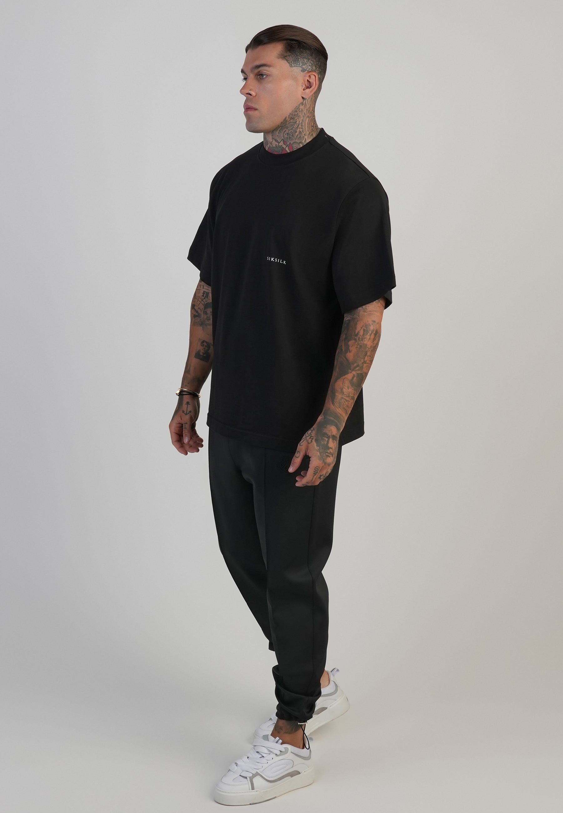 T-shirt graphique en noir T-shirts SikSilk