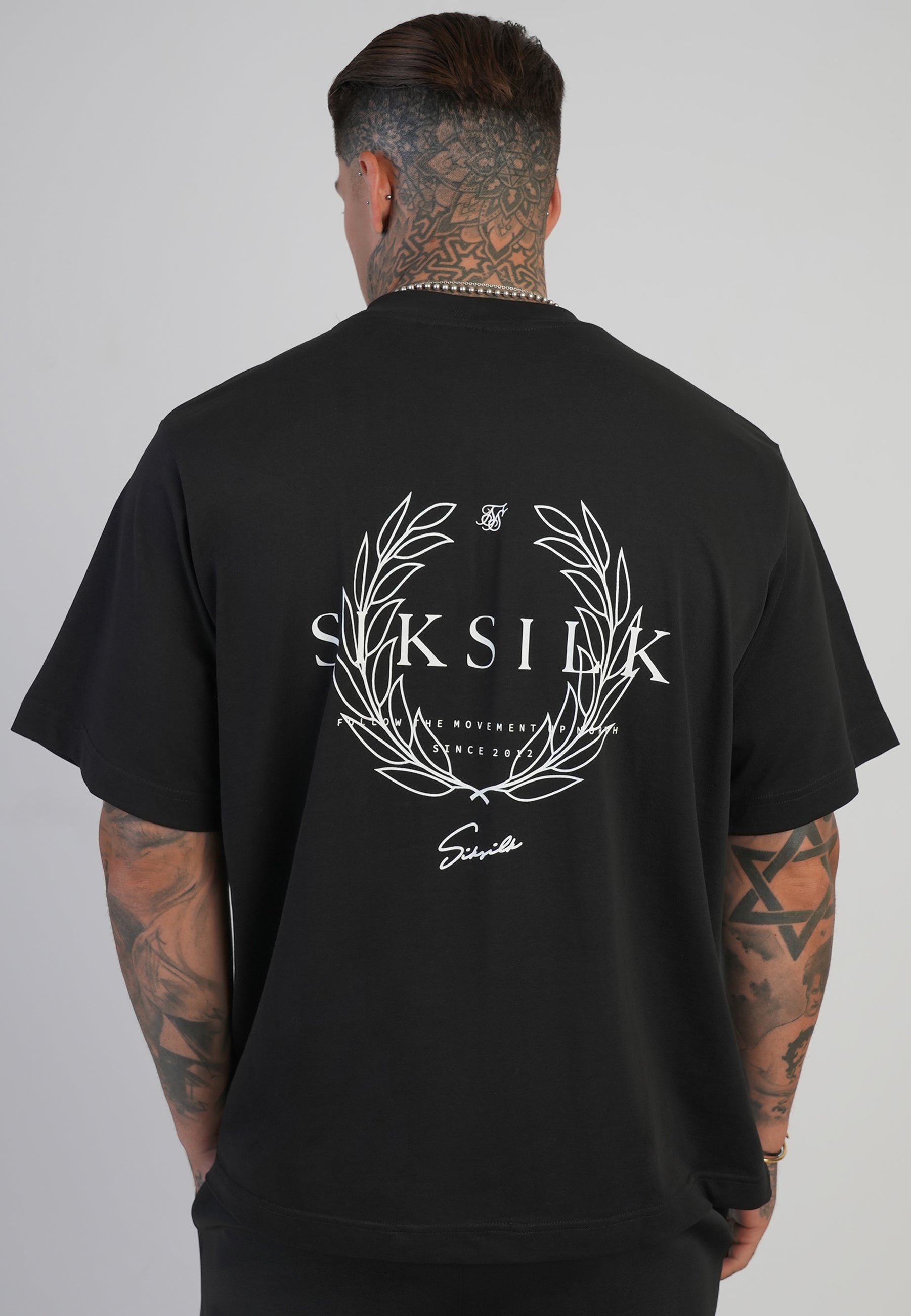 T-shirt graphique en noir T-shirts SikSilk