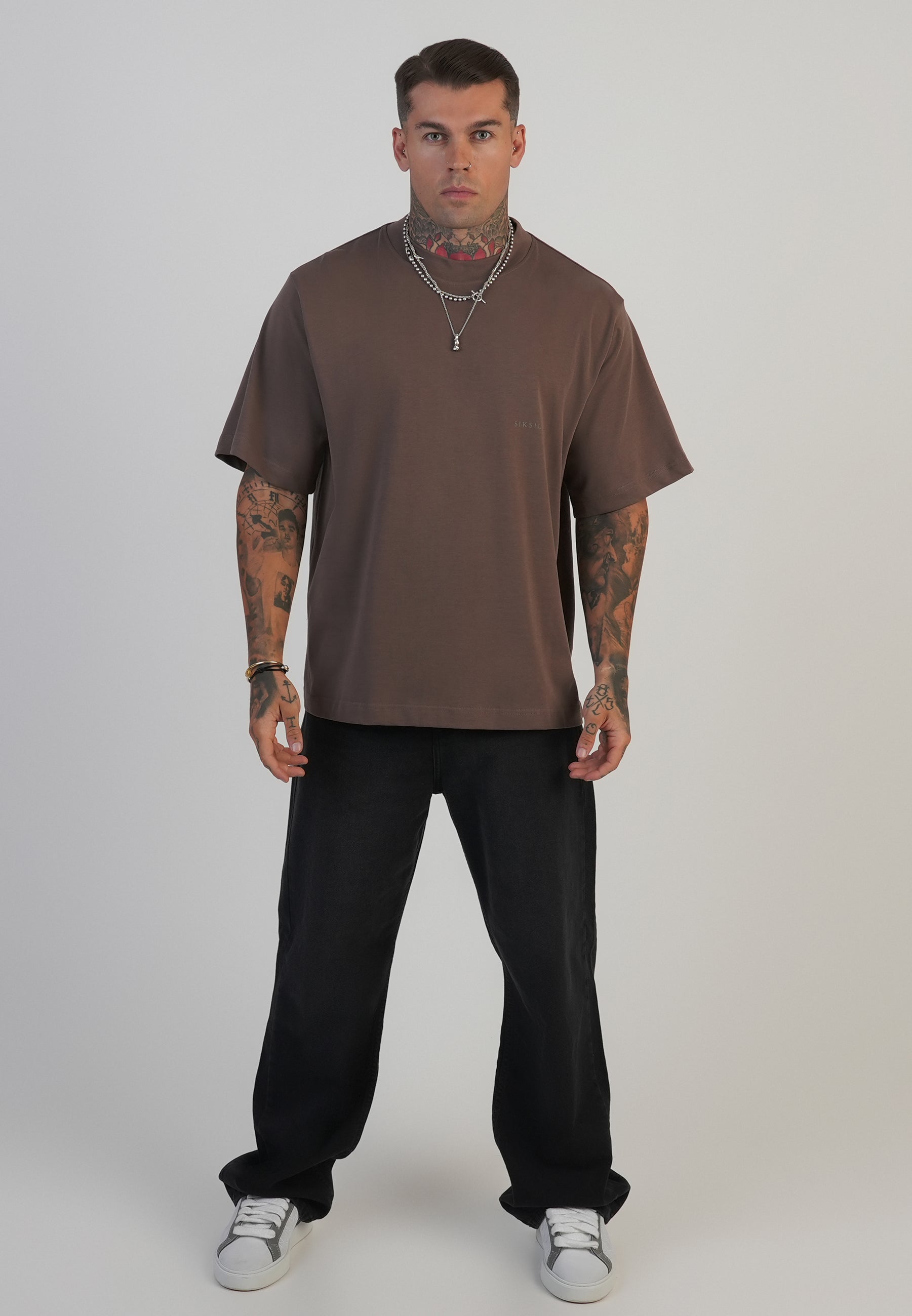 T-shirt graphique en marron T-shirts SikSilk