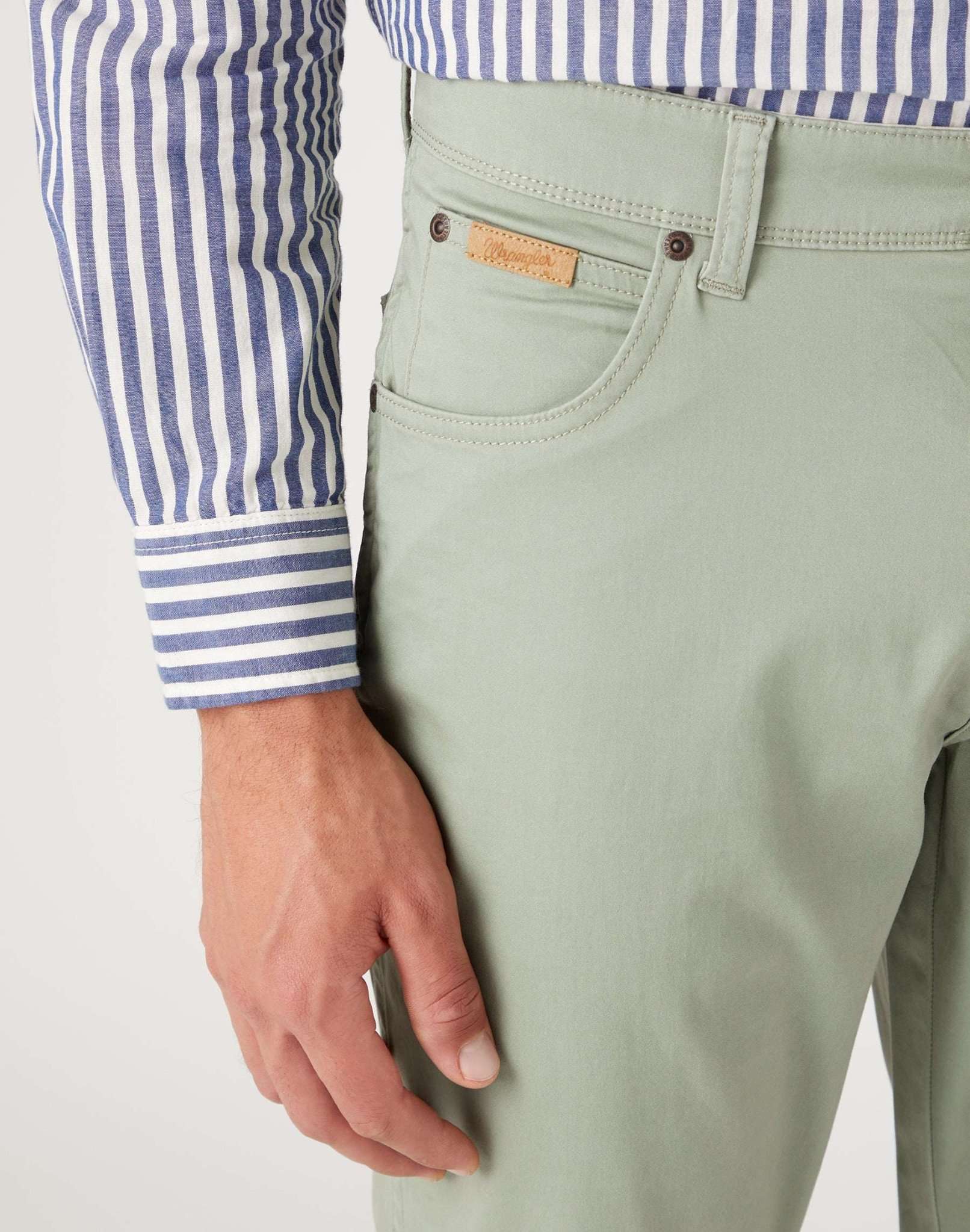 Texas Slim Medium Stretch in Sea Grass Pantalon Wrangler