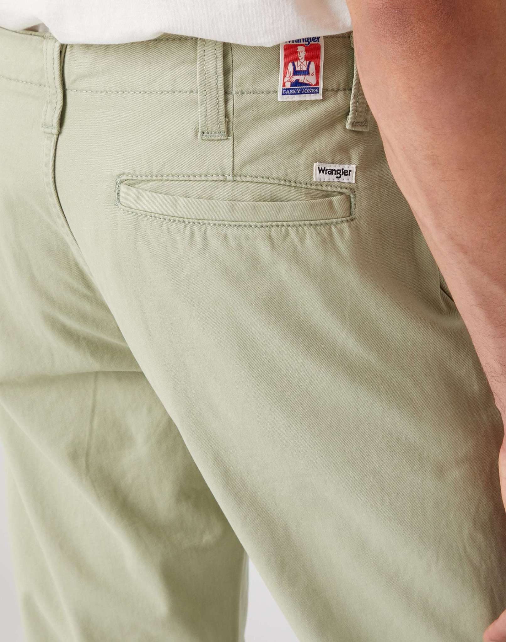 Casey Jones Chino in Tea Leaf Pantalon Wrangler