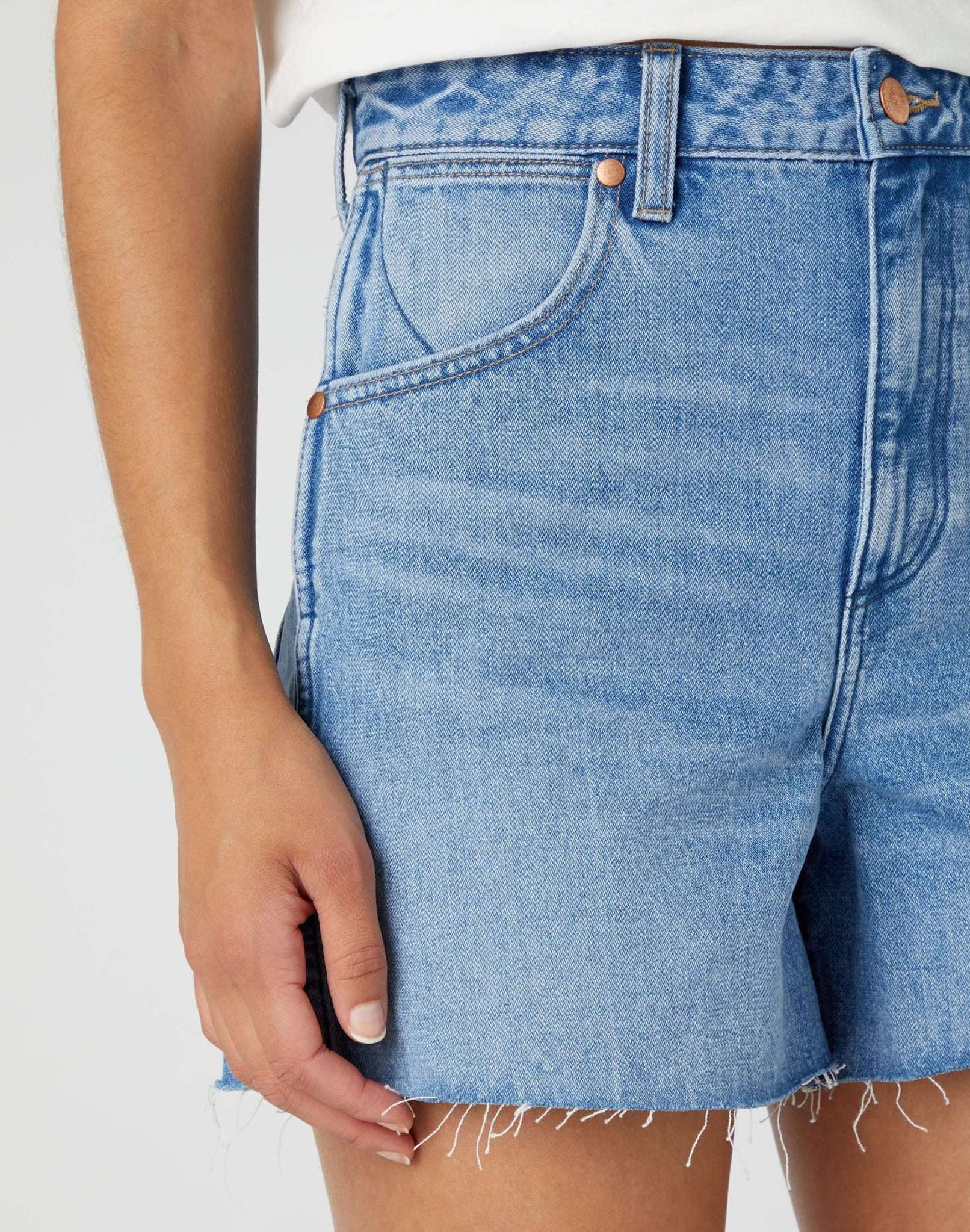Donna en short en jean Lost Control Wrangler
