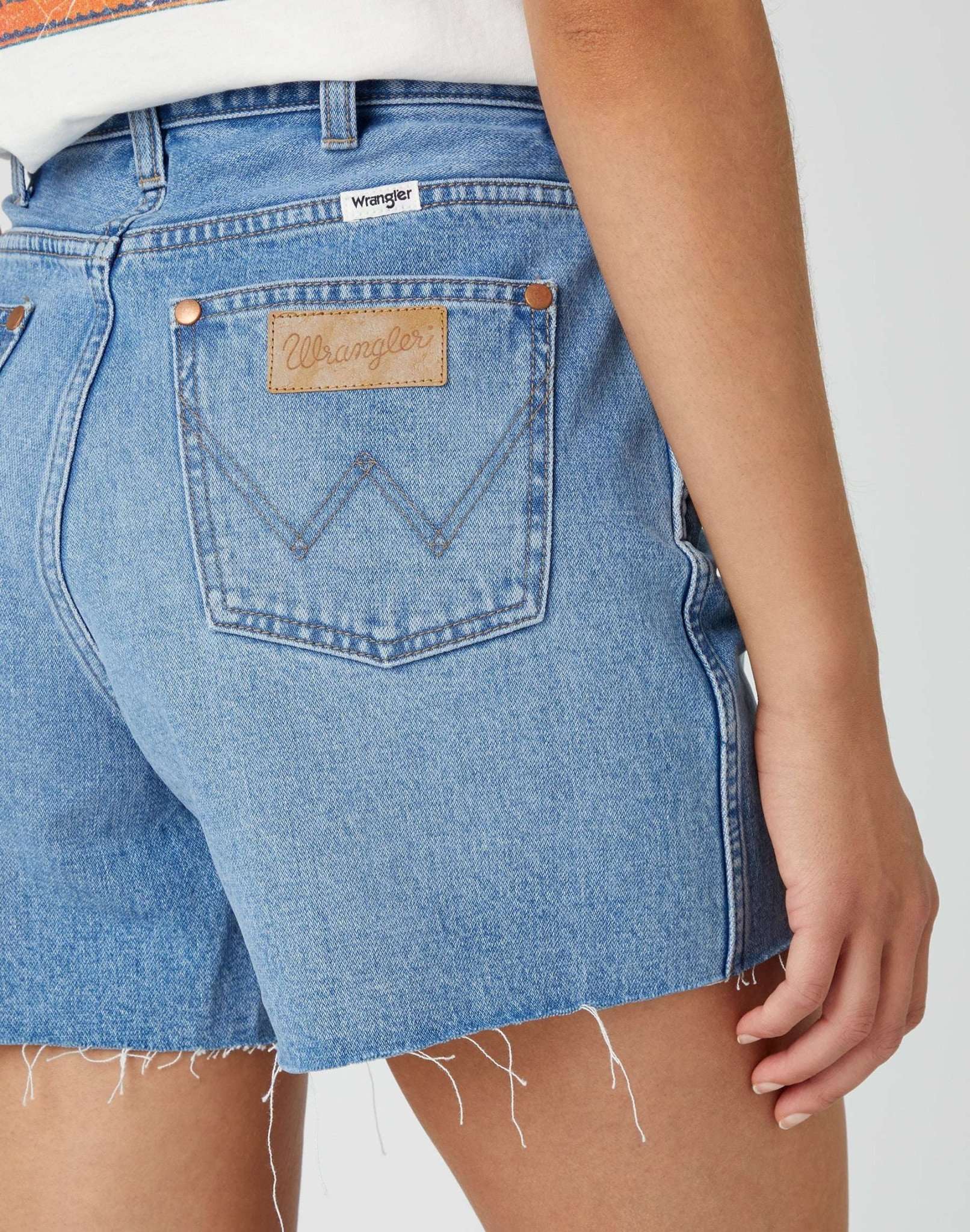 Donna en short en jean Lost Control Wrangler