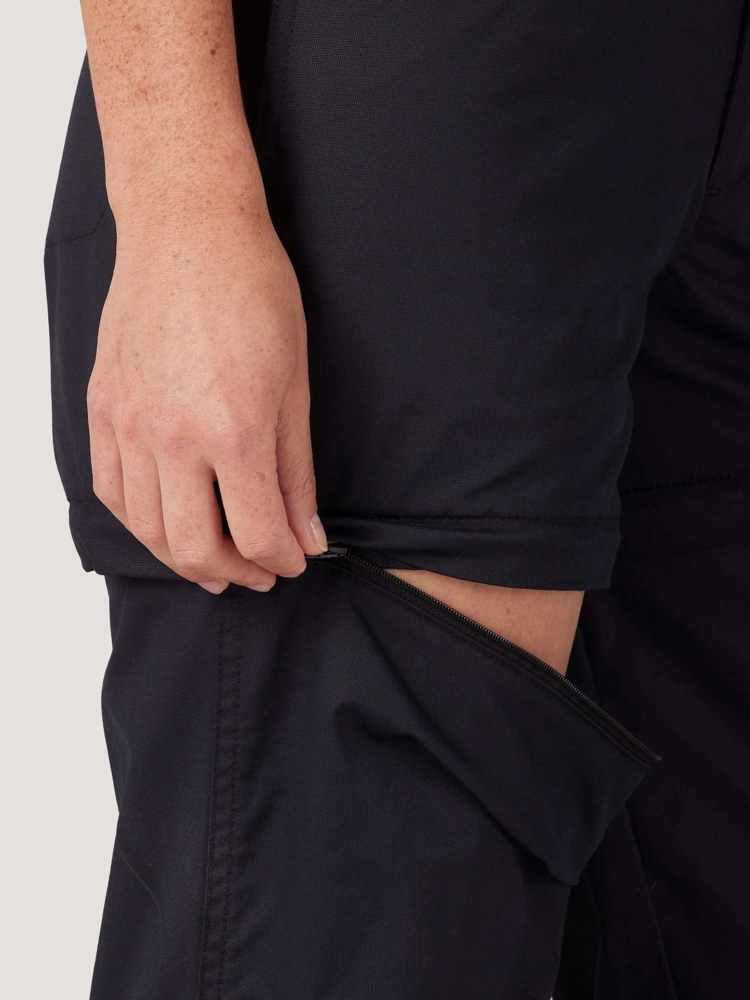 Packable Zipoff Pant in Black Pantalon Wrangler