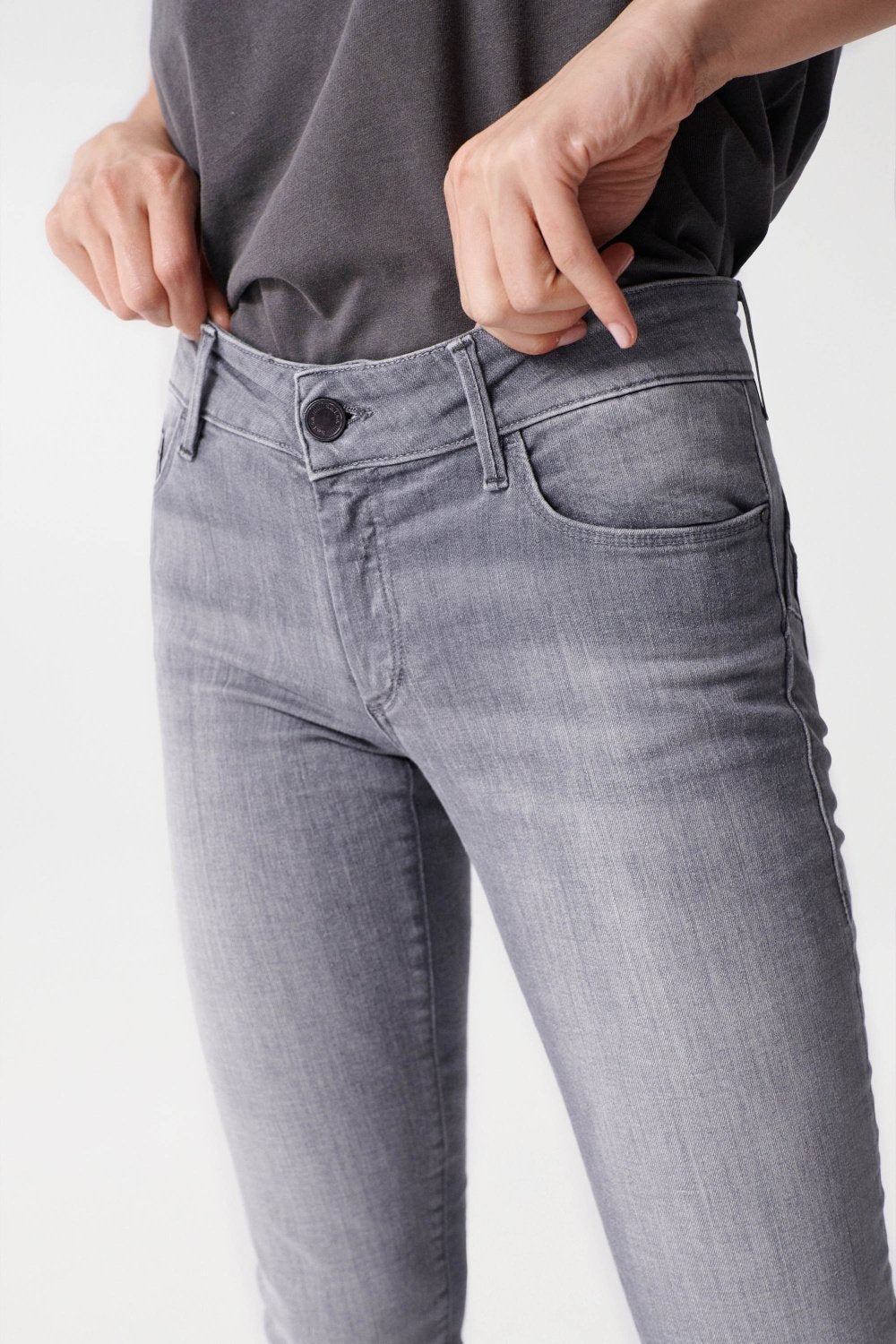 Jeans Wonder Skinny Push-Up en gris foncé Salsa Jeans
