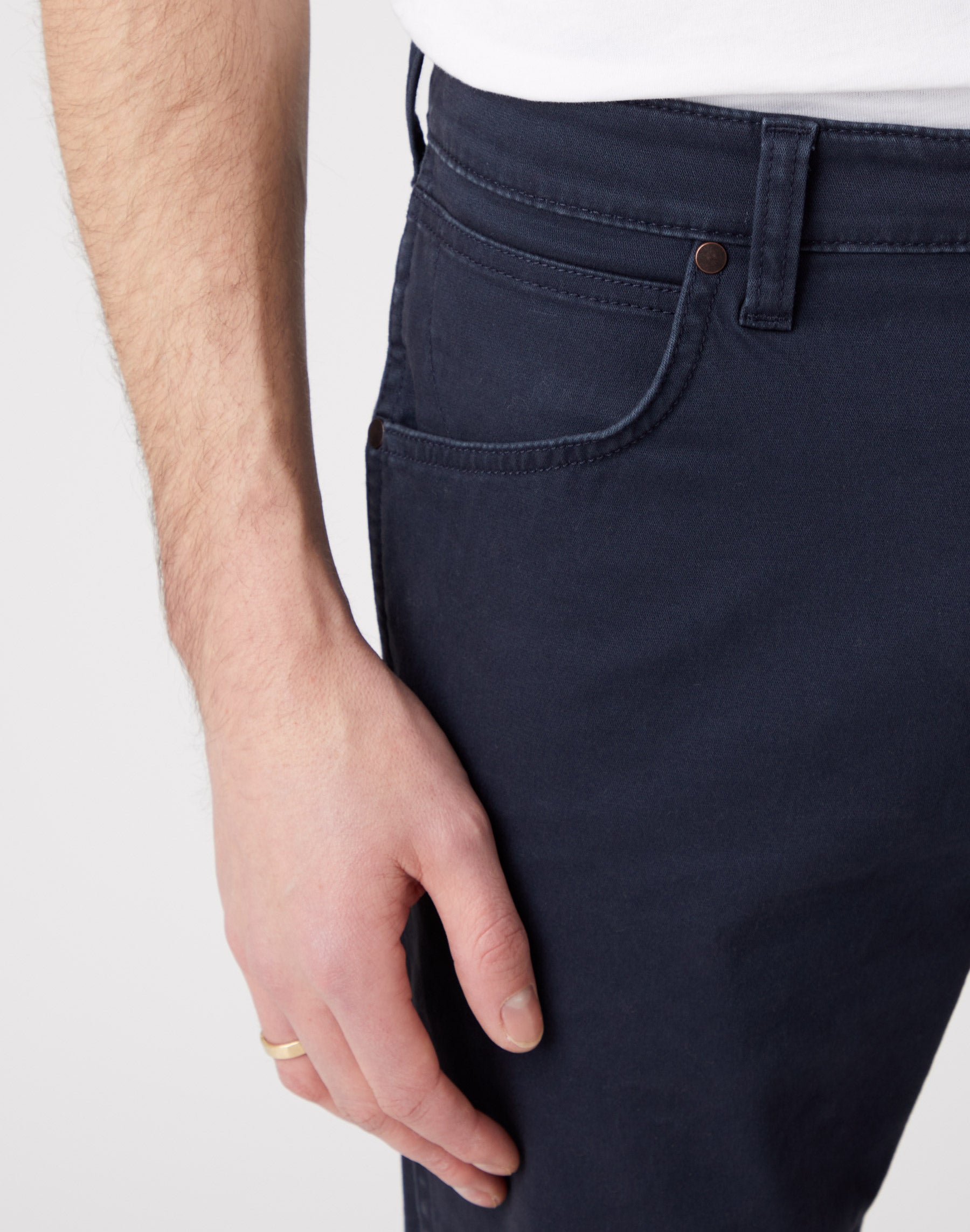 Greensboro Low Stretch in Dark Navy Pantalon Wrangler