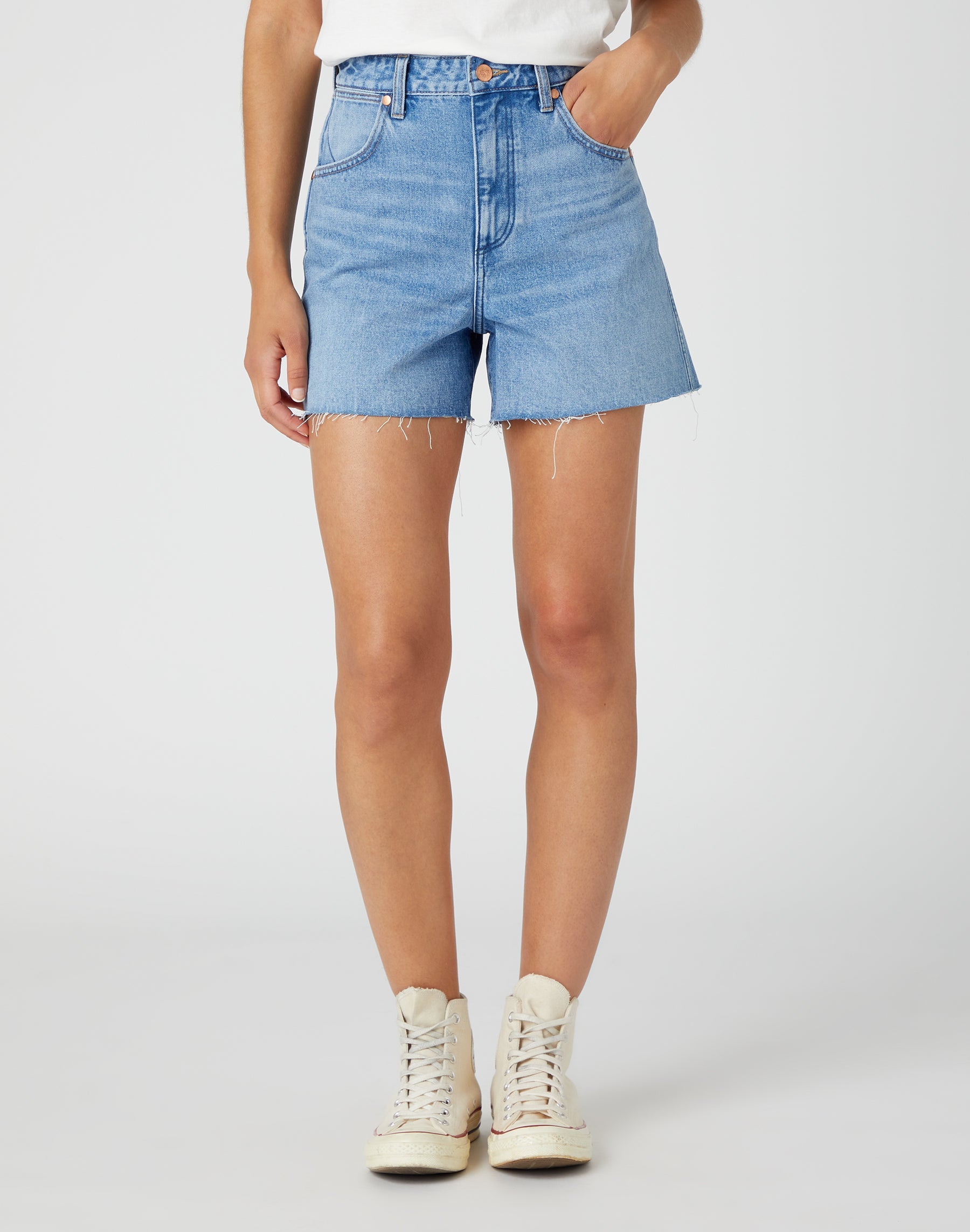 Donna en short en jean Lost Control Wrangler