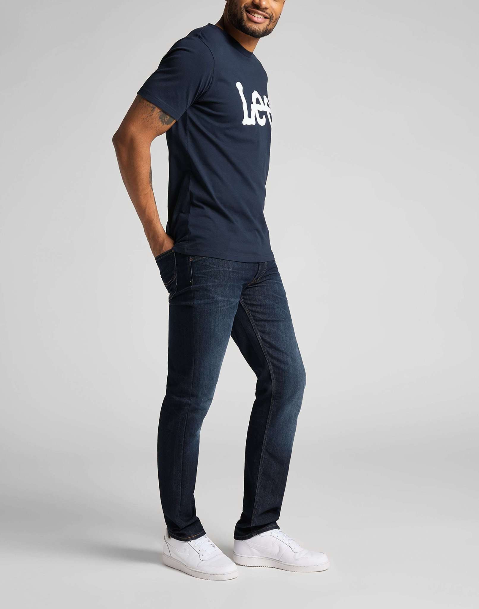 Tee Wobbly Logo en bleu marine T-shirts Lee   