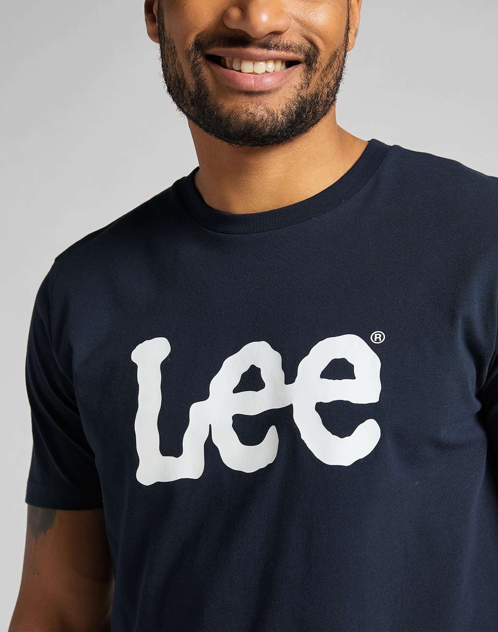 Tee Wobbly Logo en bleu marine T-shirts Lee   