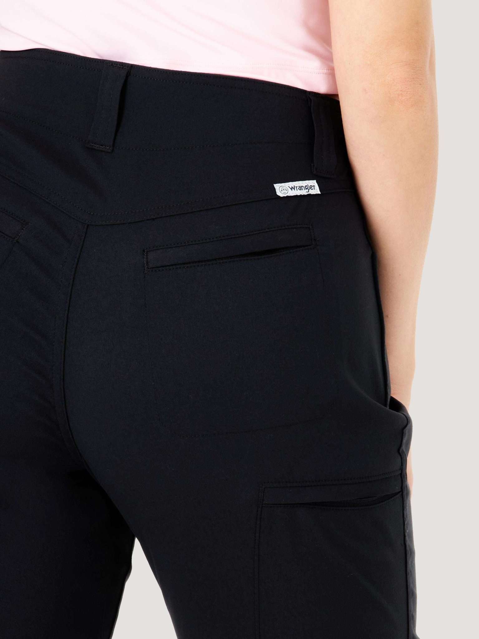 Slim Utility Pants in Black Pantalon Wrangler   