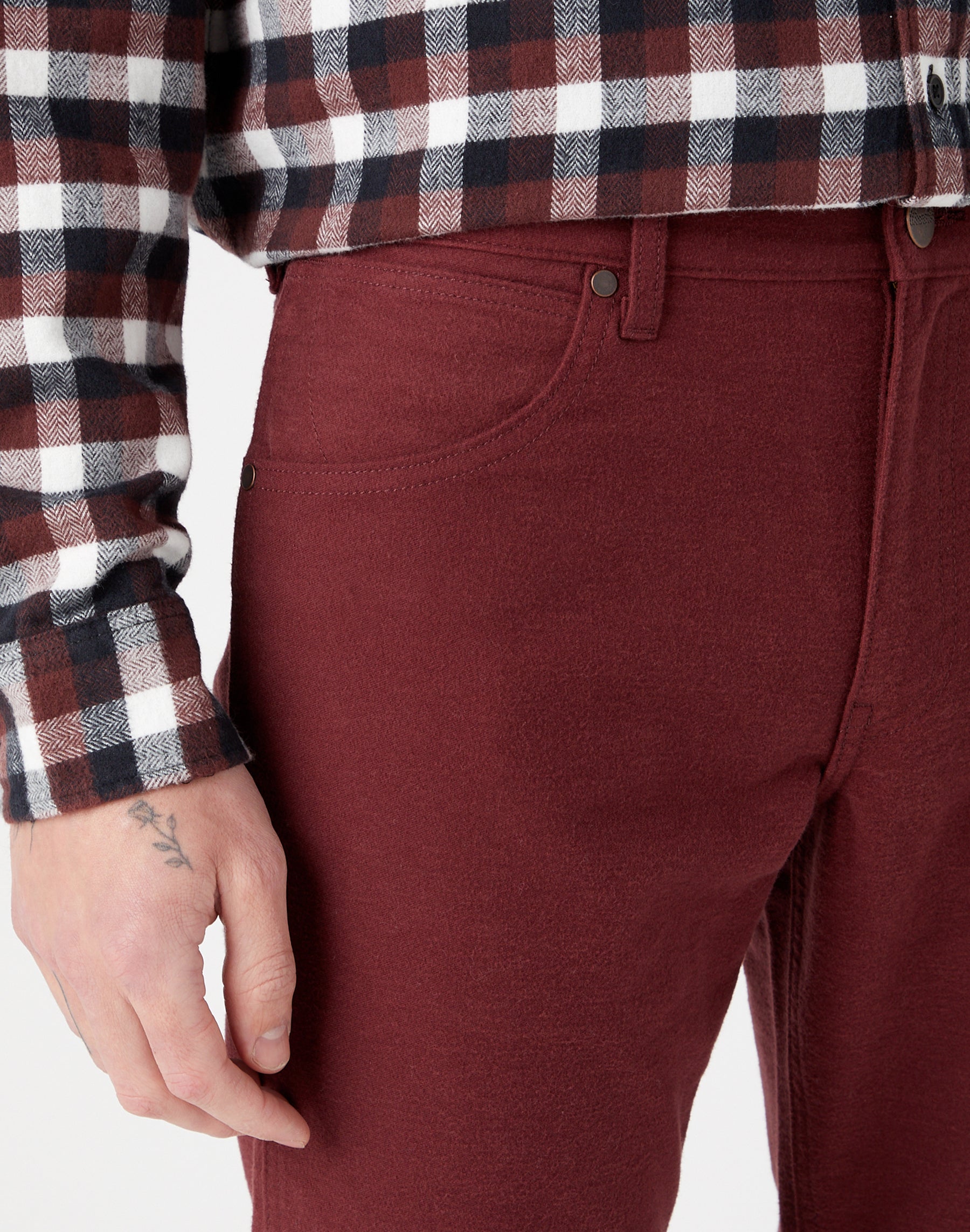 Greensboro Low Stretch in Dahlia Pantalon Wrangler   