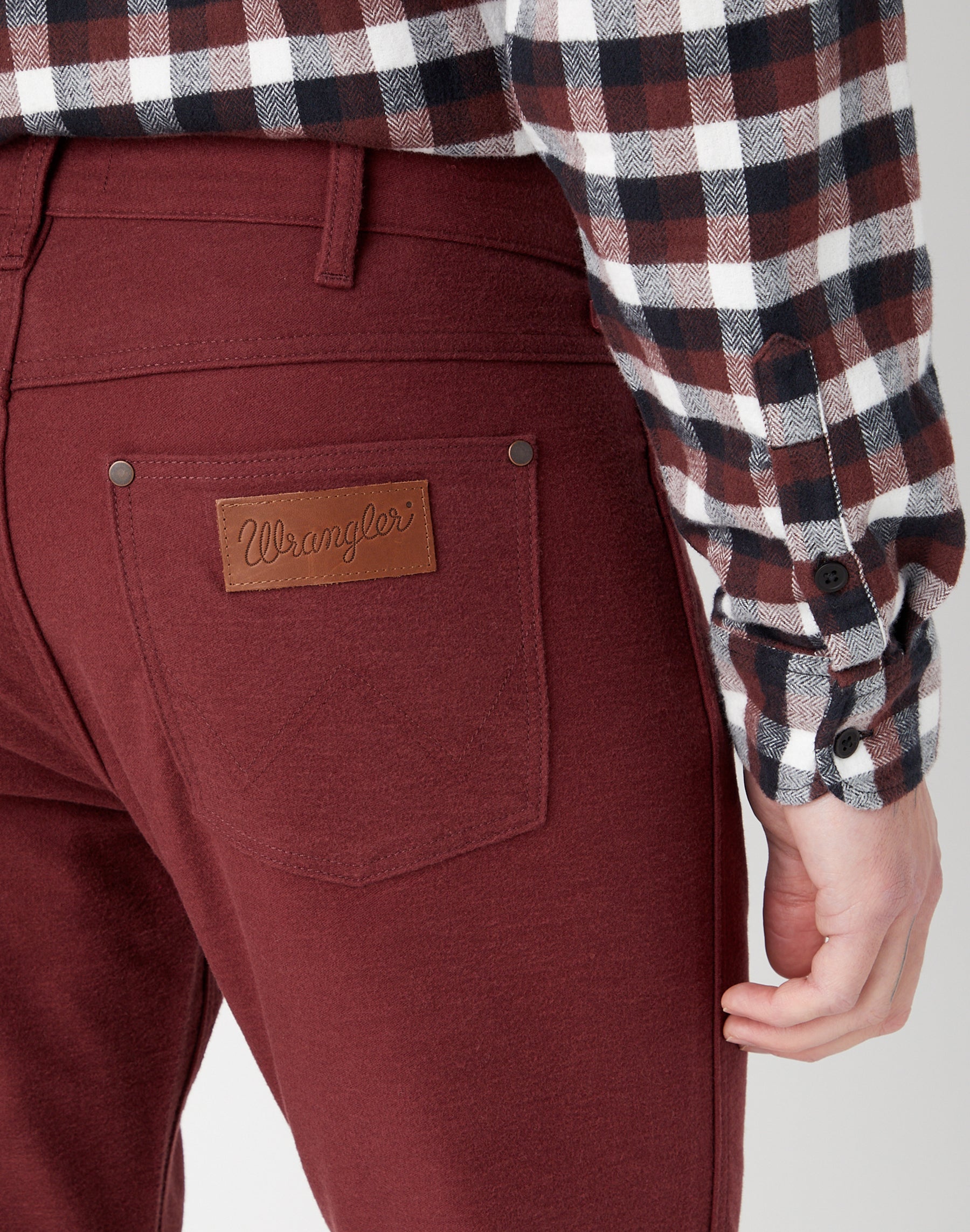 Greensboro Low Stretch in Dahlia Pantalon Wrangler   