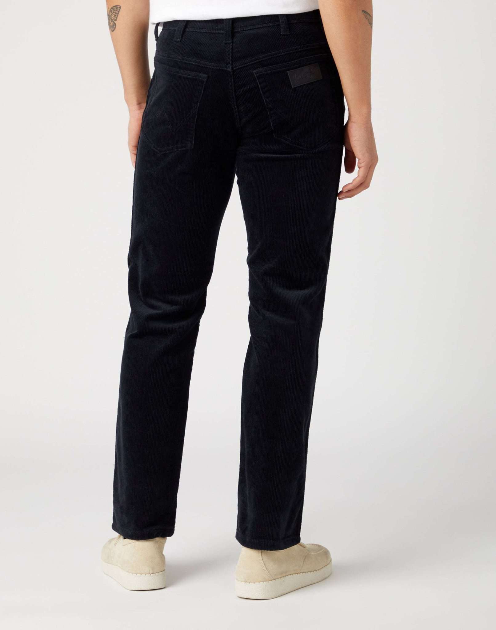 Greensboro Corduroy in Black Pantalon Wrangler   