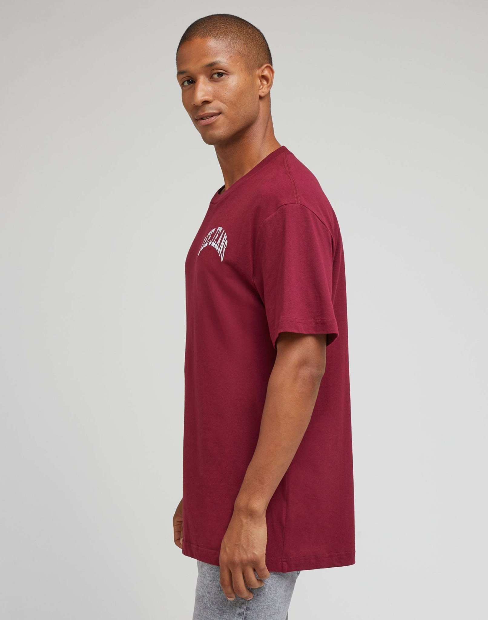 Varsity Tee dans Port T-shirts Lee   