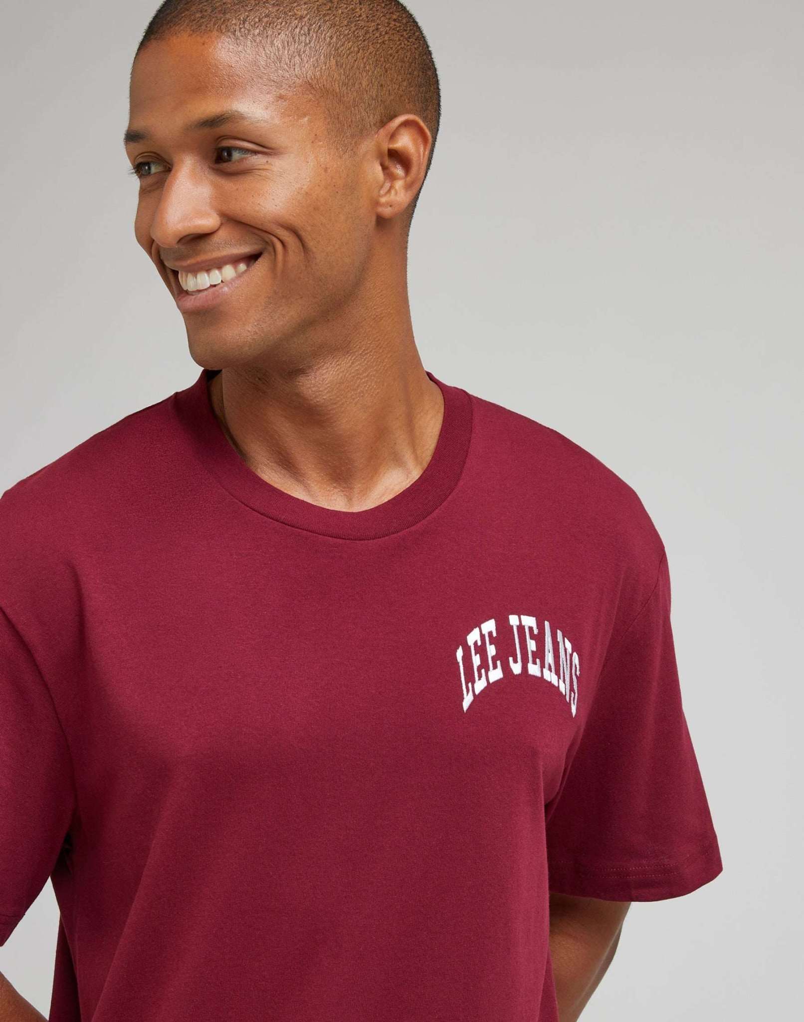 Varsity Tee dans Port T-shirts Lee   