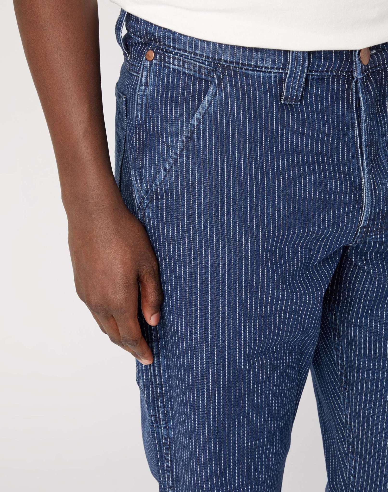 Casey Carpenter en jeans ticking stripe Wrangler   