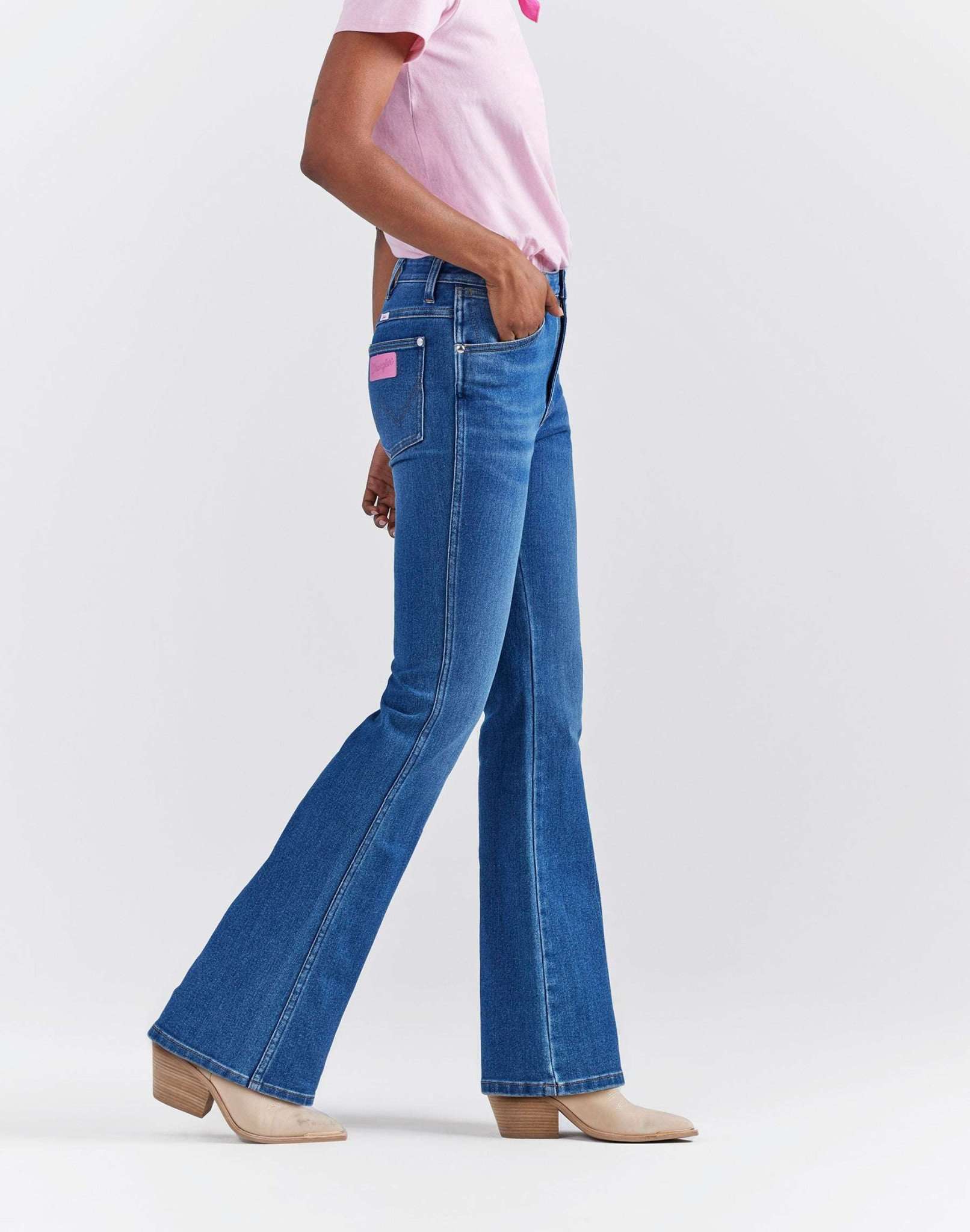 Wrangler X Barbie™ - Westward en jeans bleus Wrangler   