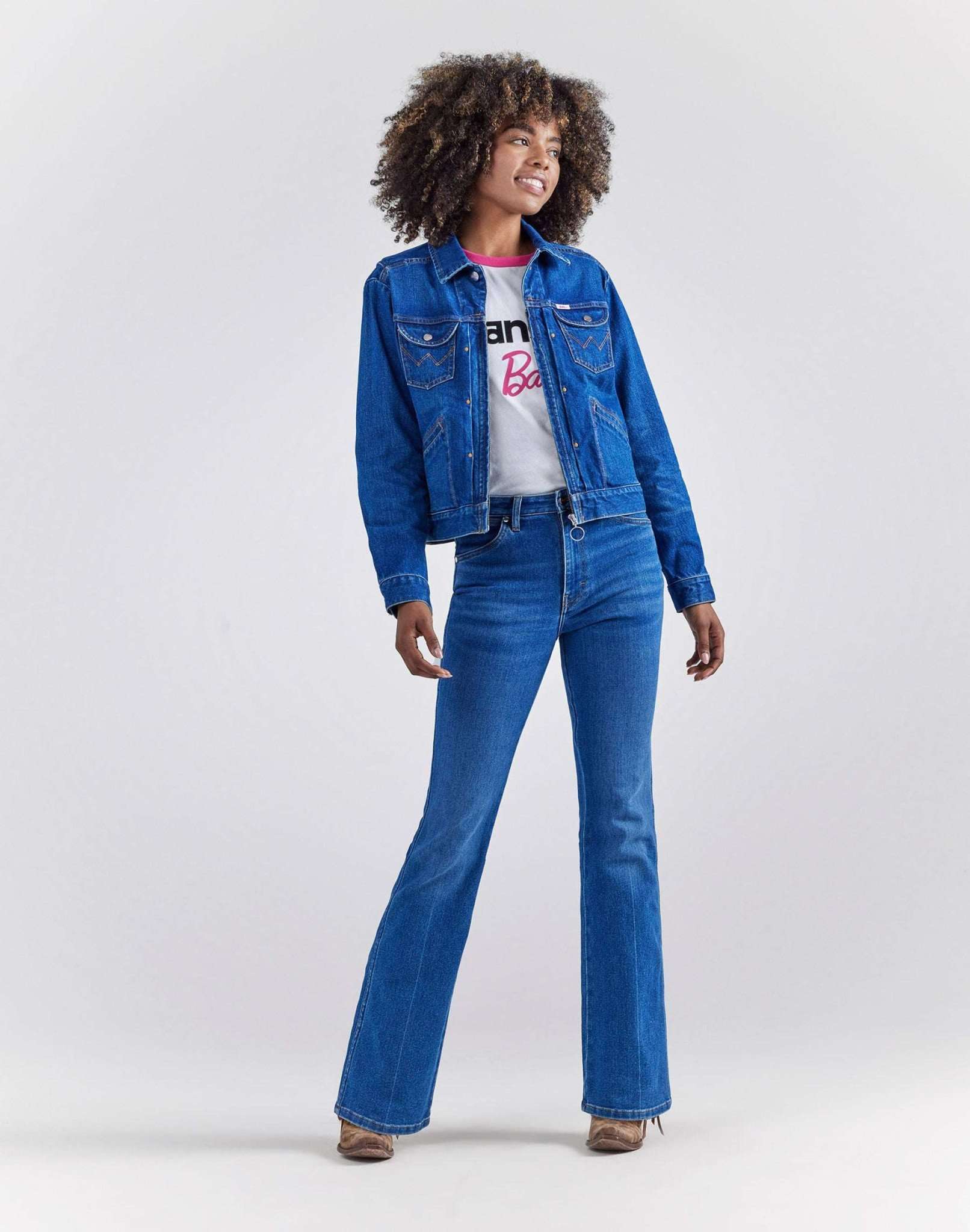 Wrangler X Barbie™ - Westward en jeans bleus Wrangler   