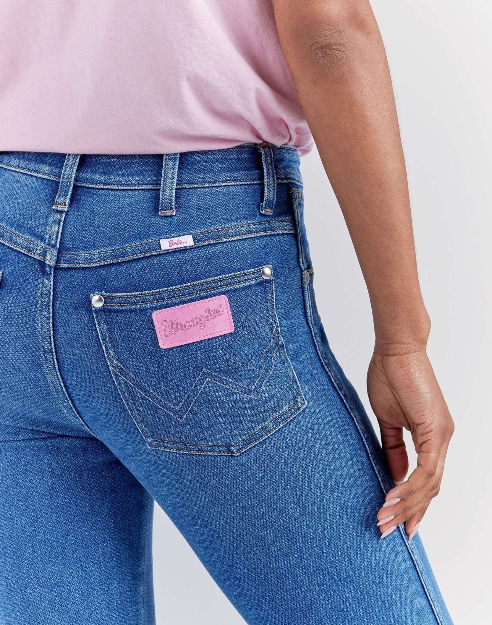 Wrangler X Barbie™ - Westward en jeans bleus Wrangler   