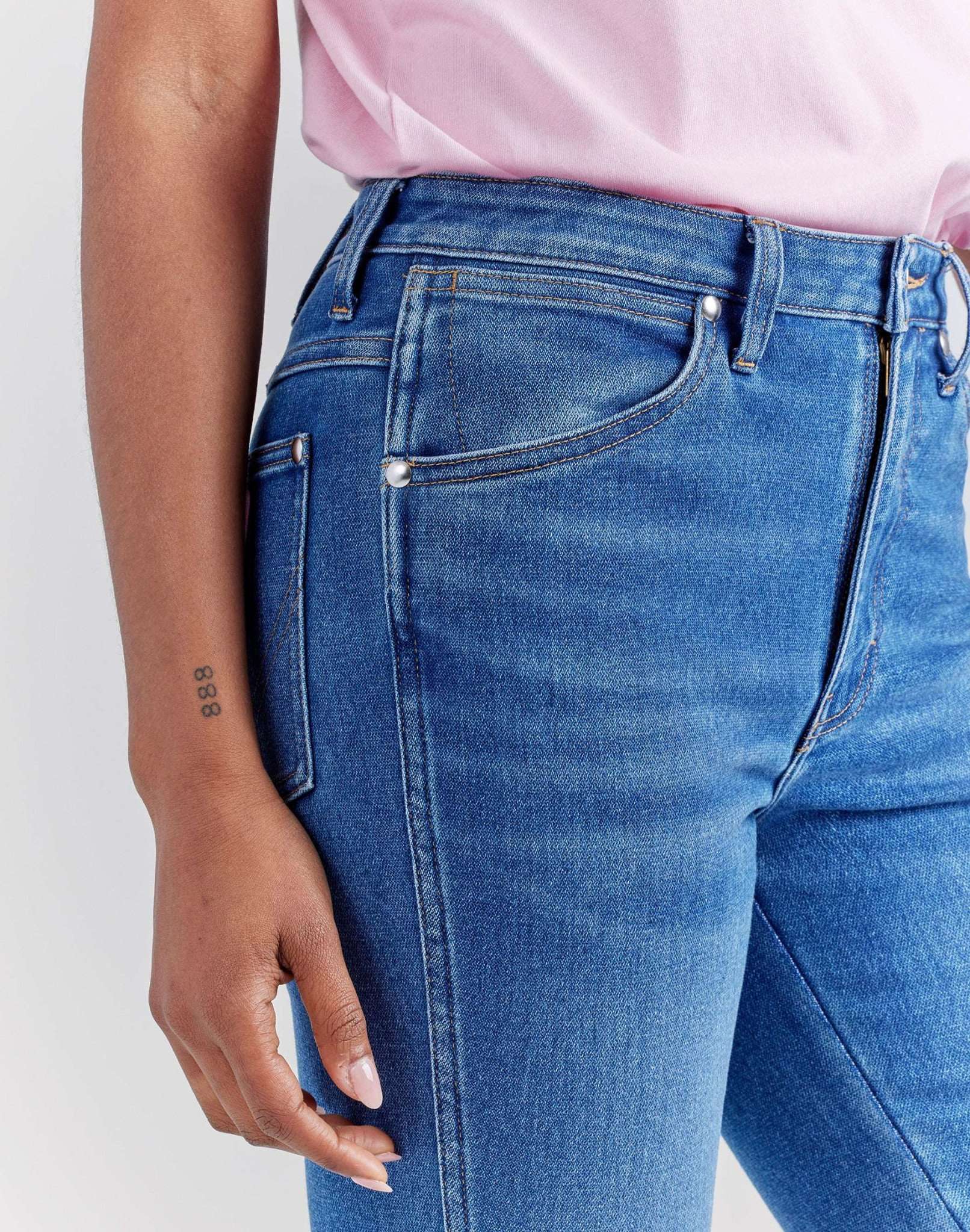 Wrangler X Barbie™ - Westward en jeans bleus Wrangler   